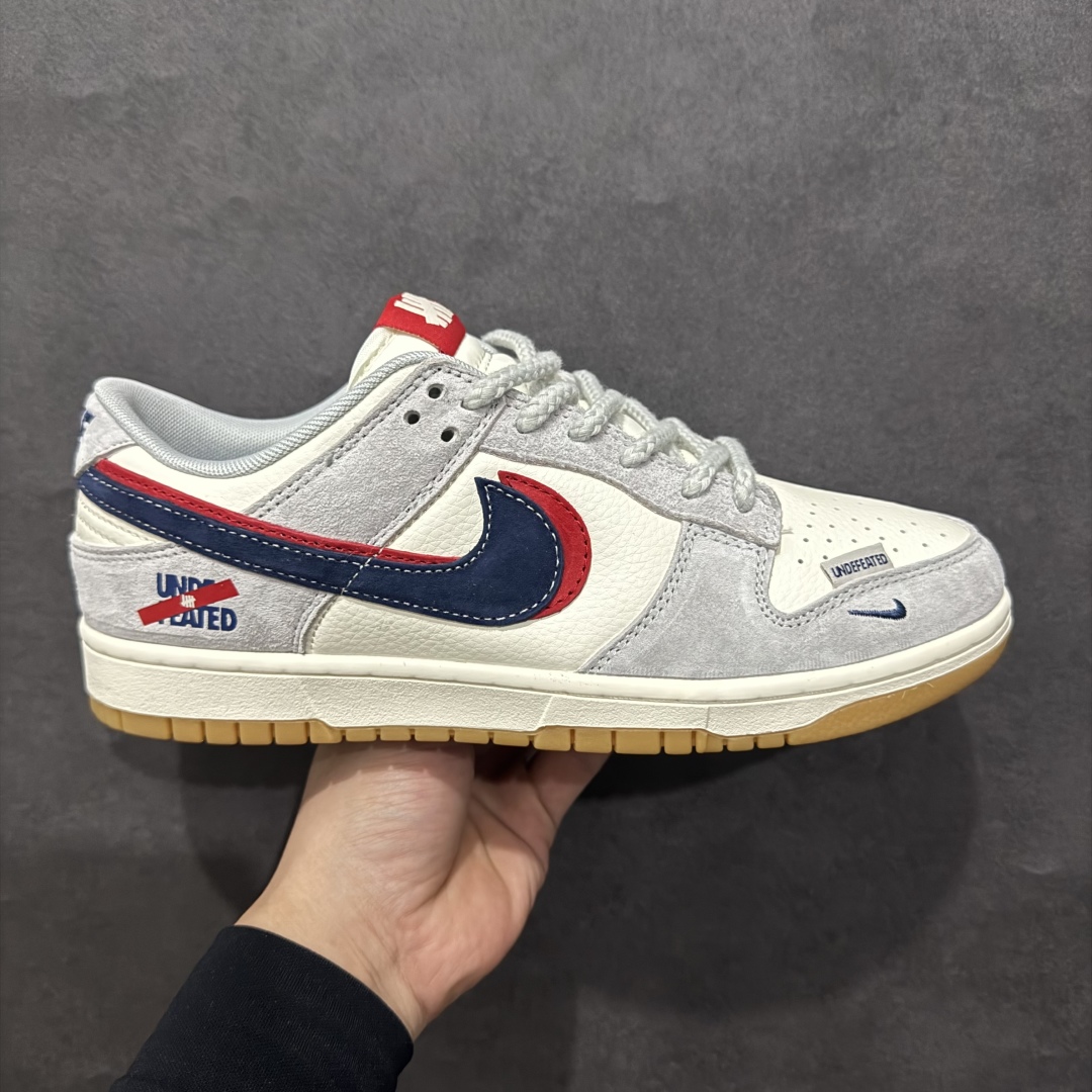 【定制版】Nk SB Dunk Low UN联名 猪生胶黑勾 周年高端定制 低帮休闲板鞋 DM6868-032rn#定制鞋盒 大厂纯原品质出货 超高清洁度 皮料切割干净无任何毛边 细节完美 r 尺码：36 36.5 37.5 38 38.5 39 40 40.5 41 42 42.5 43 44 44.5 45  编码：HXS340360-莆田鞋批发中心