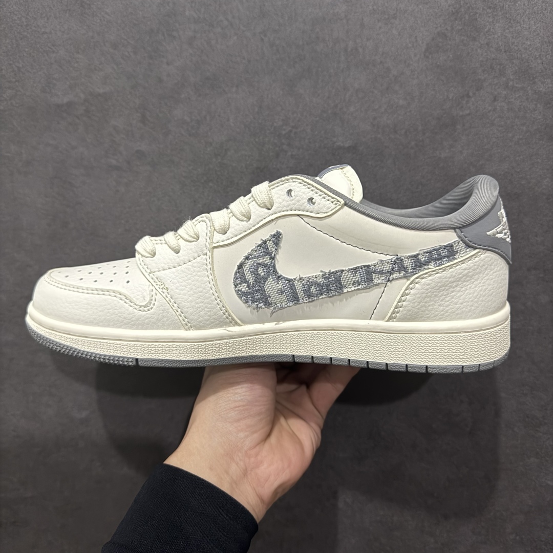 图片[2]-【定制版】Travis Scott x Fragment Design x Air Jordan 1 Low OG SP AJ1 乔1 迪奥联名-米白灰纹 低帮文化休闲板鞋rn#多方联名合作融合了Travis Scott 独特的音乐风格，藤原浩个性的设计风格以及Jordan品牌的经典元素 使其成为一双具有独特身份和价值的鞋子 清新而立体的外观加上联名标识更突出了其独特身份 这种配色方案显示出活力和时尚感 在视觉上引人注目  鞋身的质感和细腻的细节处理使其显得高端而格调十足  这款“倒钩”联名是设计与创意完美结合  融合多方的个性风格是一款备受瞩目的潮流鞋款 货号：DM6688-603r 尺码：36 36.5 37.5 38 38.5 39 40 40.5 41 42 42.5 43 44 44.5 45  编码：HXS280380-莆田鞋批发中心