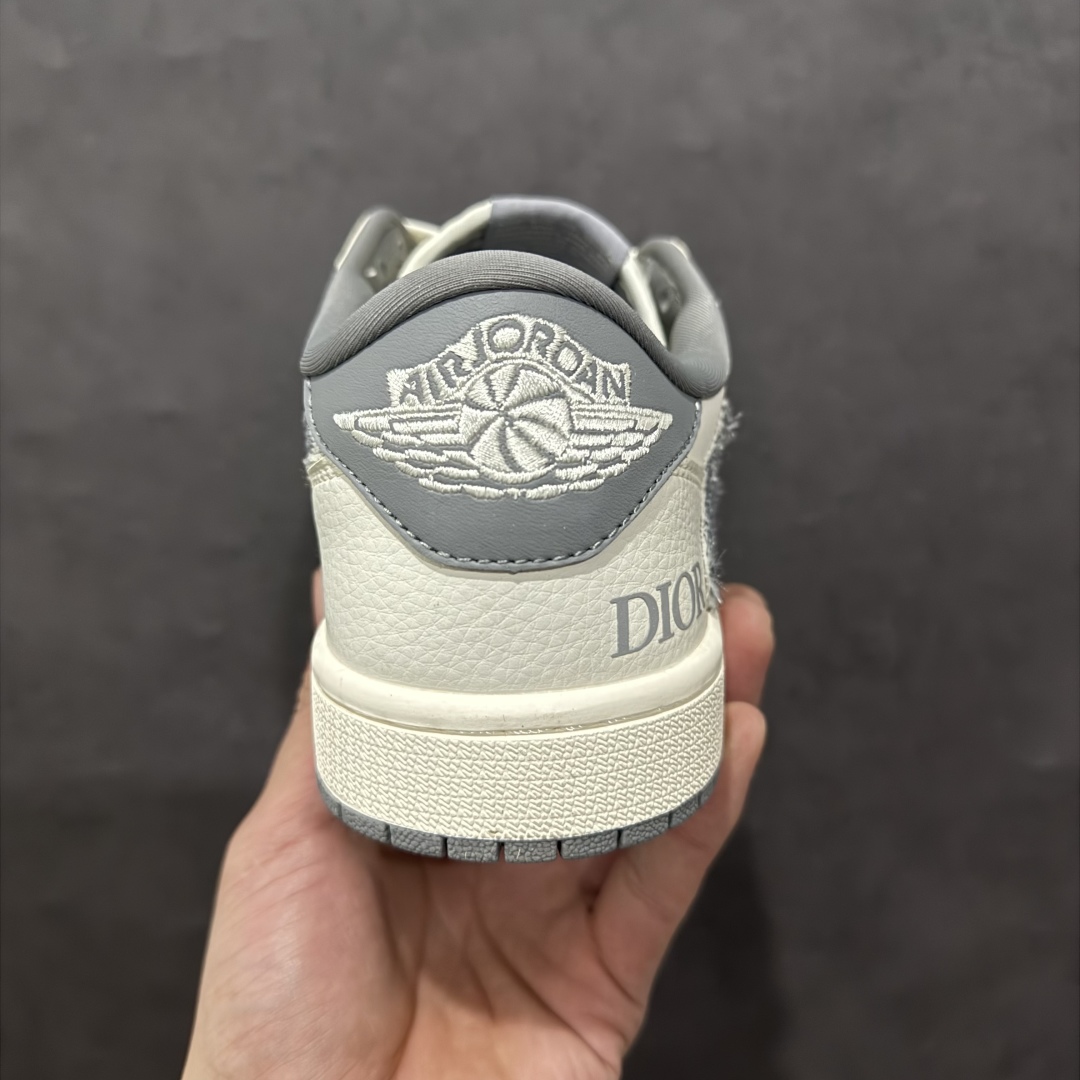 图片[4]-【定制版】Travis Scott x Fragment Design x Air Jordan 1 Low OG SP AJ1 乔1 迪奥联名-米白灰纹 低帮文化休闲板鞋rn#多方联名合作融合了Travis Scott 独特的音乐风格，藤原浩个性的设计风格以及Jordan品牌的经典元素 使其成为一双具有独特身份和价值的鞋子 清新而立体的外观加上联名标识更突出了其独特身份 这种配色方案显示出活力和时尚感 在视觉上引人注目  鞋身的质感和细腻的细节处理使其显得高端而格调十足  这款“倒钩”联名是设计与创意完美结合  融合多方的个性风格是一款备受瞩目的潮流鞋款 货号：DM6688-603r 尺码：36 36.5 37.5 38 38.5 39 40 40.5 41 42 42.5 43 44 44.5 45  编码：HXS280380-莆田鞋批发中心