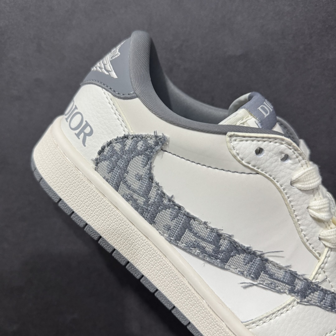 图片[6]-【定制版】Travis Scott x Fragment Design x Air Jordan 1 Low OG SP AJ1 乔1 迪奥联名-米白灰纹 低帮文化休闲板鞋rn#多方联名合作融合了Travis Scott 独特的音乐风格，藤原浩个性的设计风格以及Jordan品牌的经典元素 使其成为一双具有独特身份和价值的鞋子 清新而立体的外观加上联名标识更突出了其独特身份 这种配色方案显示出活力和时尚感 在视觉上引人注目  鞋身的质感和细腻的细节处理使其显得高端而格调十足  这款“倒钩”联名是设计与创意完美结合  融合多方的个性风格是一款备受瞩目的潮流鞋款 货号：DM6688-603r 尺码：36 36.5 37.5 38 38.5 39 40 40.5 41 42 42.5 43 44 44.5 45  编码：HXS280380-莆田鞋批发中心