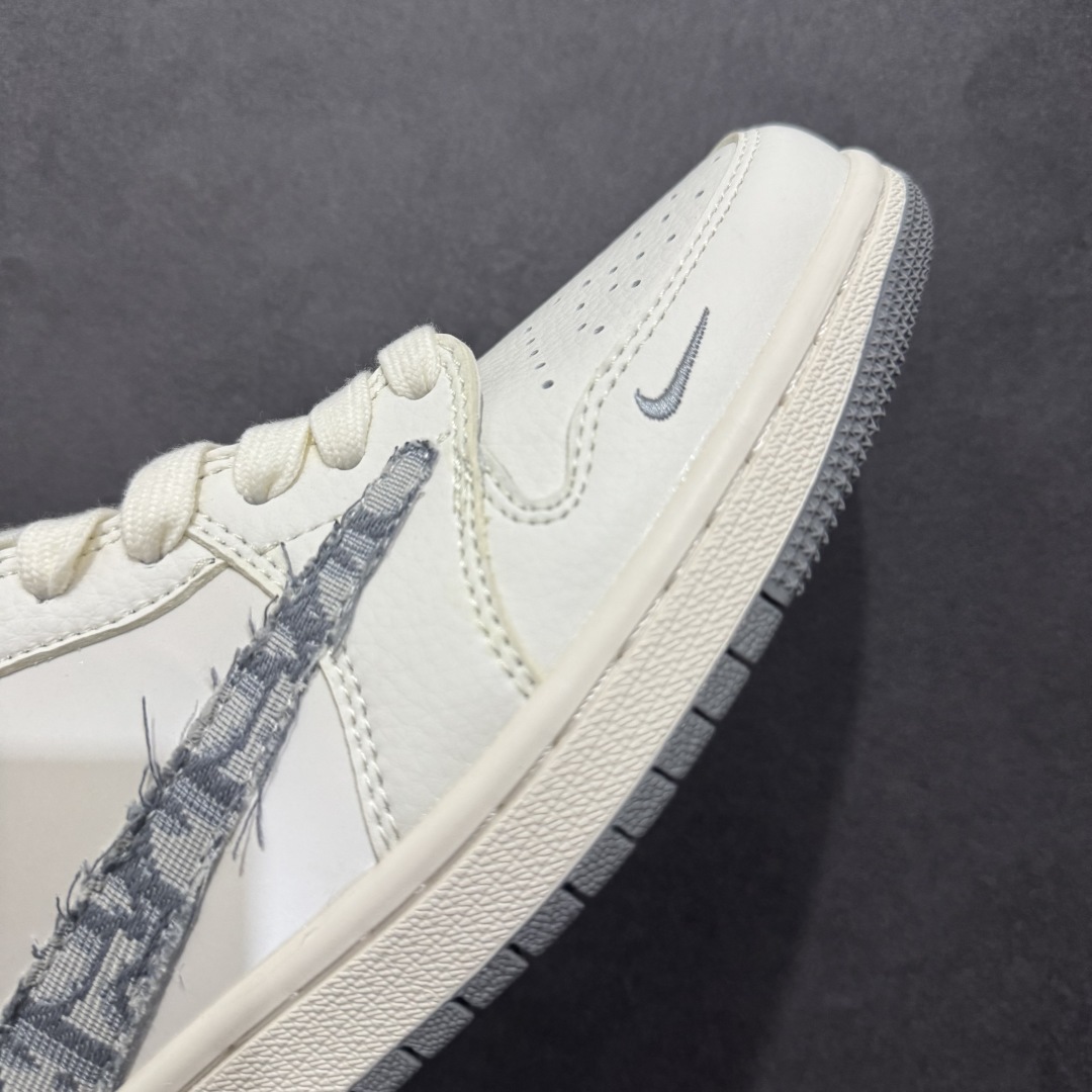 图片[5]-【定制版】Travis Scott x Fragment Design x Air Jordan 1 Low OG SP AJ1 乔1 迪奥联名-米白灰纹 低帮文化休闲板鞋rn#多方联名合作融合了Travis Scott 独特的音乐风格，藤原浩个性的设计风格以及Jordan品牌的经典元素 使其成为一双具有独特身份和价值的鞋子 清新而立体的外观加上联名标识更突出了其独特身份 这种配色方案显示出活力和时尚感 在视觉上引人注目  鞋身的质感和细腻的细节处理使其显得高端而格调十足  这款“倒钩”联名是设计与创意完美结合  融合多方的个性风格是一款备受瞩目的潮流鞋款 货号：DM6688-603r 尺码：36 36.5 37.5 38 38.5 39 40 40.5 41 42 42.5 43 44 44.5 45  编码：HXS280380-莆田鞋批发中心