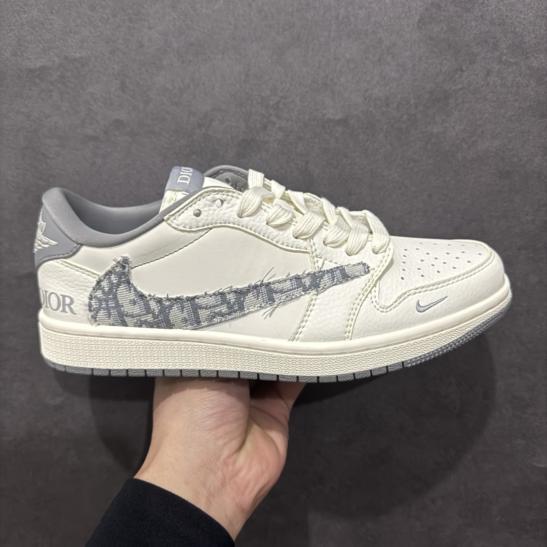 【定制版】Travis Scott x Fragment Design x Air Jordan 1 Low OG SP AJ1 乔1 迪奥联名-米白灰纹 低帮文化休闲板鞋rn#多方联名合作融合了Travis Scott 独特的音乐风格，藤原浩个性的设计风格以及Jordan品牌的经典元素 使其成为一双具有独特身份和价值的鞋子 清新而立体的外观加上联名标识更突出了其独特身份 这种配色方案显示出活力和时尚感 在视觉上引人注目  鞋身的质感和细腻的细节处理使其显得高端而格调十足  这款“倒钩”联名是设计与创意完美结合  融合多方的个性风格是一款备受瞩目的潮流鞋款 货号：DM6688-603r 尺码：36 36.5 37.5 38 38.5 39 40 40.5 41 42 42.5 43 44 44.5 45  编码：HXS280380-莆田鞋批发中心