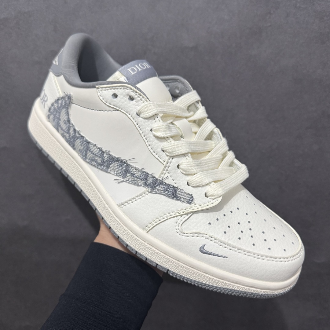 图片[3]-【定制版】Travis Scott x Fragment Design x Air Jordan 1 Low OG SP AJ1 乔1 迪奥联名-米白灰纹 低帮文化休闲板鞋rn#多方联名合作融合了Travis Scott 独特的音乐风格，藤原浩个性的设计风格以及Jordan品牌的经典元素 使其成为一双具有独特身份和价值的鞋子 清新而立体的外观加上联名标识更突出了其独特身份 这种配色方案显示出活力和时尚感 在视觉上引人注目  鞋身的质感和细腻的细节处理使其显得高端而格调十足  这款“倒钩”联名是设计与创意完美结合  融合多方的个性风格是一款备受瞩目的潮流鞋款 货号：DM6688-603r 尺码：36 36.5 37.5 38 38.5 39 40 40.5 41 42 42.5 43 44 44.5 45  编码：HXS280380-莆田鞋批发中心