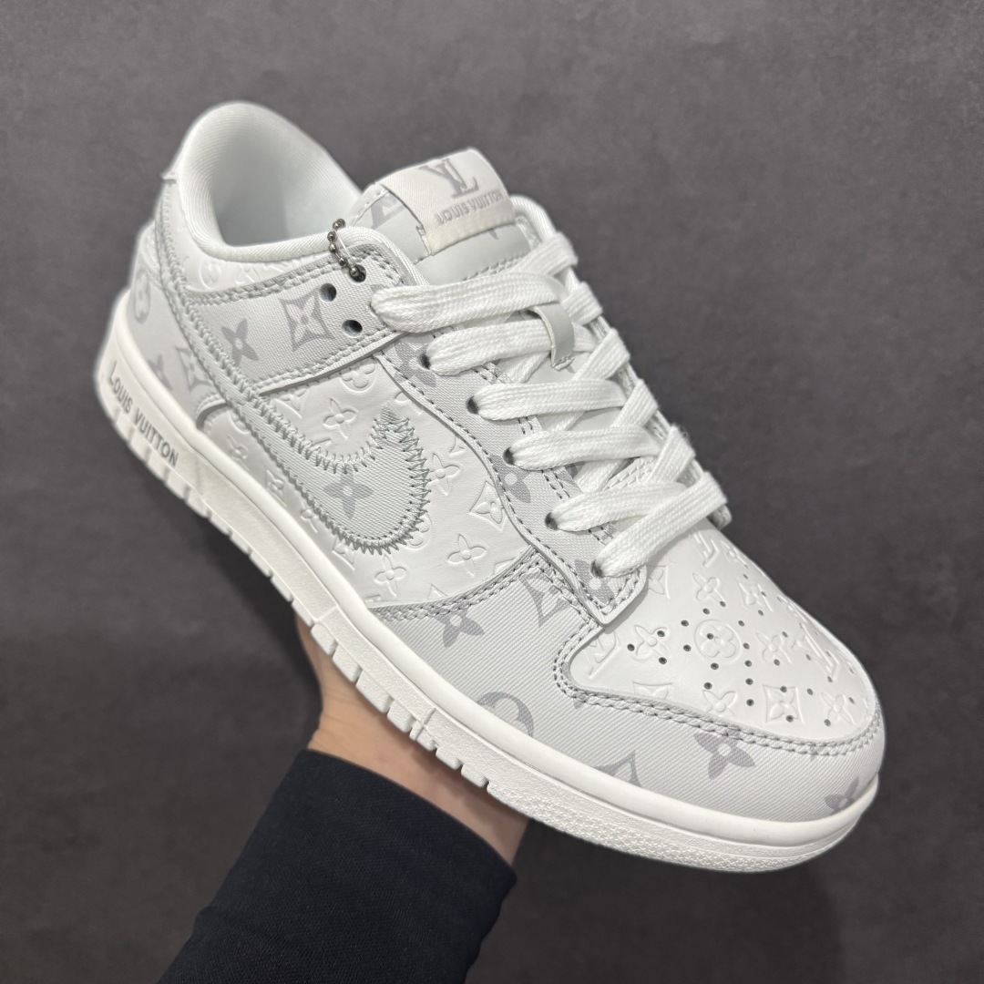 图片[3]-【定制版】Nk SB Dunk Low LV联名-冰蓝印花 周年高端定制 低帮休闲板鞋n#定制鞋盒 大厂纯原品质出货 超高清洁度 皮料切割干净无任何毛边 细节完美货哈：FC1688-183 尺码：36 36.5 37.5 38 38.5 39 40 40.5 41 42 42.5 43 44 44.5 45 编码：HXS280300-莆田鞋批发中心