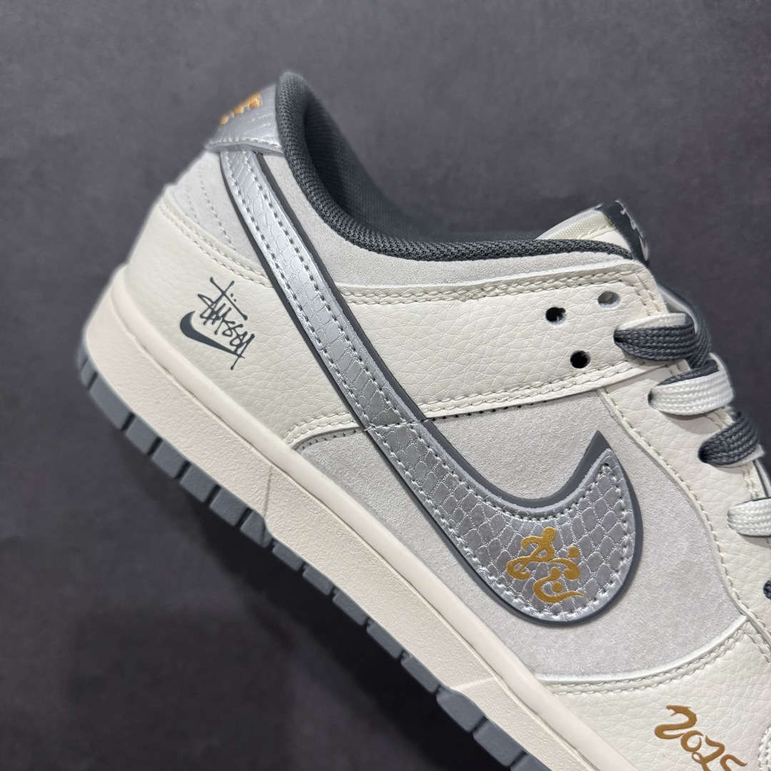 图片[6]-【定制版】Nk SB Dunk Low 斯图西蛇年联名 猪八银勾 周年高端定制 低帮休闲板鞋 DM6868-008rn#定制鞋盒 大厂纯原品质出货 超高清洁度 皮料切割干净无任何毛边 细节完美 r 尺码：36 36.5 37.5 38 38.5 39 40 40.5 41 42 42.5 43 44 44.5 45  编码：HXS340360-莆田鞋批发中心