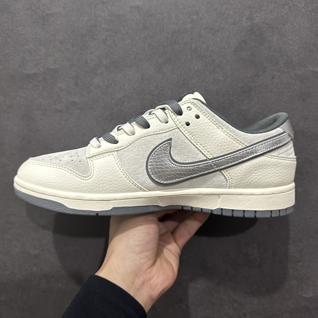 图片[2]-【定制版】Nk SB Dunk Low 斯图西蛇年联名 猪八银勾 周年高端定制 低帮休闲板鞋 DM6868-008rn#定制鞋盒 大厂纯原品质出货 超高清洁度 皮料切割干净无任何毛边 细节完美 r 尺码：36 36.5 37.5 38 38.5 39 40 40.5 41 42 42.5 43 44 44.5 45  编码：HXS340360-莆田鞋批发中心