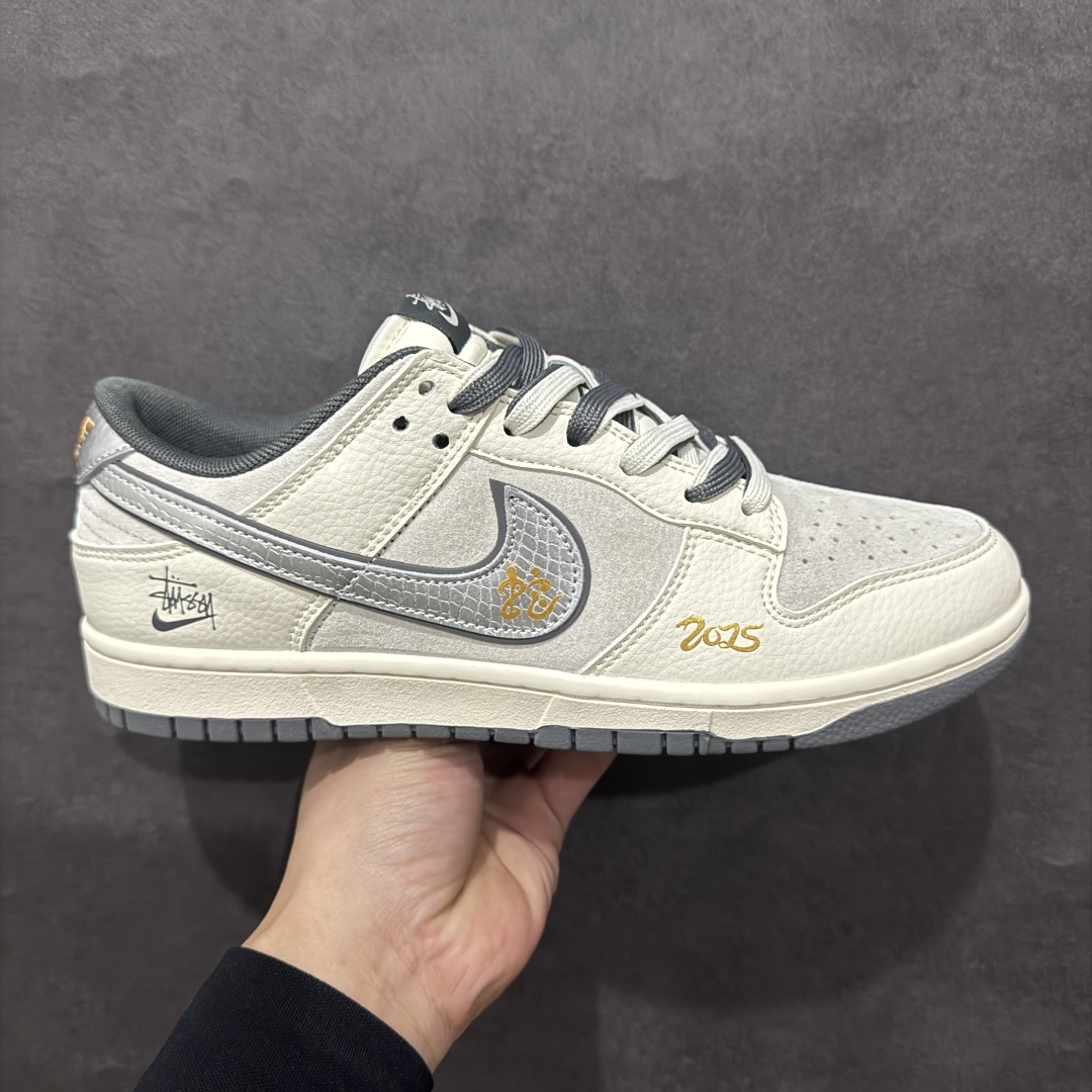 【定制版】Nk SB Dunk Low 斯图西蛇年联名 猪八银勾 周年高端定制 低帮休闲板鞋 DM6868-008rn#定制鞋盒 大厂纯原品质出货 超高清洁度 皮料切割干净无任何毛边 细节完美 r 尺码：36 36.5 37.5 38 38.5 39 40 40.5 41 42 42.5 43 44 44.5 45  编码：HXS340360-莆田鞋批发中心