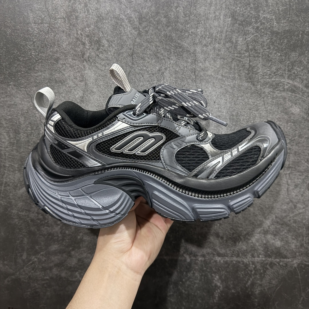 【XA纯原】BALENCIAGA 6XL Sneakers巴黎世家15代 网布系带低帮走秀复古老爹鞋全套原纸板楦头开发 最原汁原味的灵魂版型 全鞋荧光划线卡点 胶水把控整洁度追求极致完美 每一双都是工艺品 多重QC质检 超越公司货的品控标准 实实在在的免检产品 原盒原配 正确字体电绣 粗细、位置、大小正确 侧边TPU 透气孔匹配意产原版 正确分离大底 TPU软底 原版一致大底LOGO 立体感十足 原厂皮料水洗做旧 采购原厂网纱 不含皮革 网布材料和聚氨酯 磨损效果 展现品牌对于新潮事物的热情 这款鞋子拥有巨大尺寸和醒目设计 符合当下”老爹鞋”的趋势 鞋子采用银灰配色 营造出低调而不失华丽的效果 10XL的尺码使它成为市场中最显眼的存在 适合追求个性化的人群 Balenciaga始终站在时尚前沿 此次发布的产品再次体现了他们的创新能力  尺码：35 36 37 38 39 40 41 42 43 44 45 46 编码：DF440460-莆田鞋批发中心