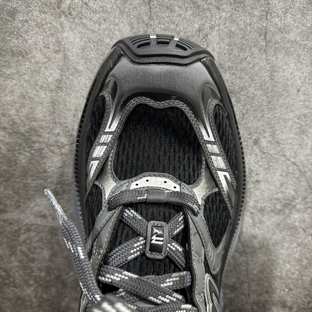 图片[5]-【XA纯原】BALENCIAGA 6XL Sneakers巴黎世家15代 网布系带低帮走秀复古老爹鞋全套原纸板楦头开发 最原汁原味的灵魂版型 全鞋荧光划线卡点 胶水把控整洁度追求极致完美 每一双都是工艺品 多重QC质检 超越公司货的品控标准 实实在在的免检产品 原盒原配 正确字体电绣 粗细、位置、大小正确 侧边TPU 透气孔匹配意产原版 正确分离大底 TPU软底 原版一致大底LOGO 立体感十足 原厂皮料水洗做旧 采购原厂网纱 不含皮革 网布材料和聚氨酯 磨损效果 展现品牌对于新潮事物的热情 这款鞋子拥有巨大尺寸和醒目设计 符合当下”老爹鞋”的趋势 鞋子采用银灰配色 营造出低调而不失华丽的效果 10XL的尺码使它成为市场中最显眼的存在 适合追求个性化的人群 Balenciaga始终站在时尚前沿 此次发布的产品再次体现了他们的创新能力  尺码：35 36 37 38 39 40 41 42 43 44 45 46 编码：DF440460-莆田鞋批发中心