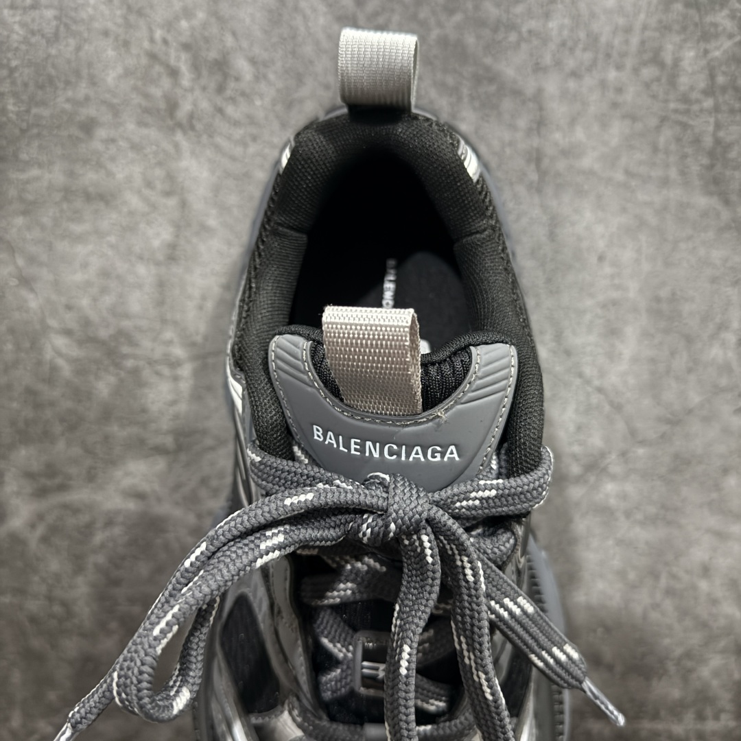 图片[8]-【XA纯原】BALENCIAGA 6XL Sneakers巴黎世家15代 网布系带低帮走秀复古老爹鞋全套原纸板楦头开发 最原汁原味的灵魂版型 全鞋荧光划线卡点 胶水把控整洁度追求极致完美 每一双都是工艺品 多重QC质检 超越公司货的品控标准 实实在在的免检产品 原盒原配 正确字体电绣 粗细、位置、大小正确 侧边TPU 透气孔匹配意产原版 正确分离大底 TPU软底 原版一致大底LOGO 立体感十足 原厂皮料水洗做旧 采购原厂网纱 不含皮革 网布材料和聚氨酯 磨损效果 展现品牌对于新潮事物的热情 这款鞋子拥有巨大尺寸和醒目设计 符合当下”老爹鞋”的趋势 鞋子采用银灰配色 营造出低调而不失华丽的效果 10XL的尺码使它成为市场中最显眼的存在 适合追求个性化的人群 Balenciaga始终站在时尚前沿 此次发布的产品再次体现了他们的创新能力  尺码：35 36 37 38 39 40 41 42 43 44 45 46 编码：DF440460-莆田鞋批发中心