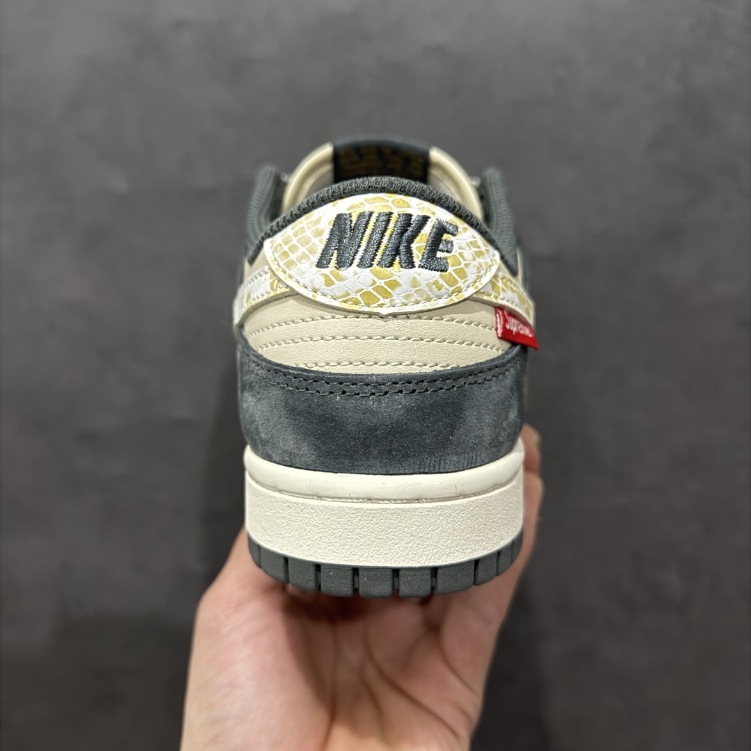 图片[4]-【定制版】Supreme x Nike Dunk Low 蛇年限定 猪八白勾n此款主张打破传统的工业化流水线设计限制，以Made by ideas的超级创意为理念，集结众多潮流设计师，结合时下最ing潮流风尚，为潮流爱好者打造彰品自我的专属潮品。同时尊重每个年轻人对于潮流的理解与选择，主张“让每个年轻人塑造自己的潮流”。 货号：DM6868-016 Size：36 36.5 37.5 38 38.5 39 40 40.5 41 42 42.5 43 44 44.5 45 编码：HXS340360-莆田鞋批发中心