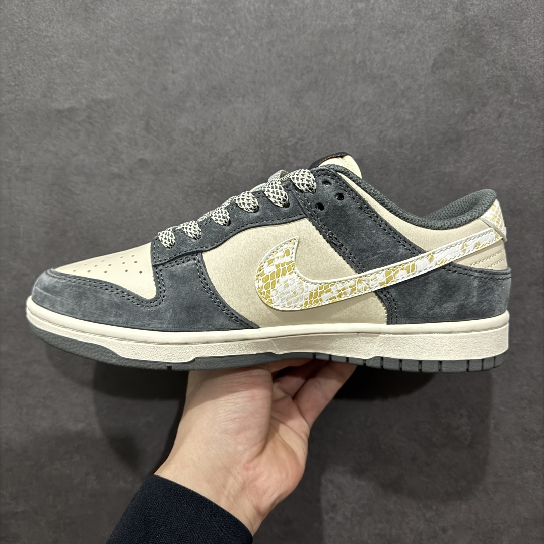 图片[2]-【定制版】Supreme x Nike Dunk Low 蛇年限定 猪八白勾n此款主张打破传统的工业化流水线设计限制，以Made by ideas的超级创意为理念，集结众多潮流设计师，结合时下最ing潮流风尚，为潮流爱好者打造彰品自我的专属潮品。同时尊重每个年轻人对于潮流的理解与选择，主张“让每个年轻人塑造自己的潮流”。 货号：DM6868-016 Size：36 36.5 37.5 38 38.5 39 40 40.5 41 42 42.5 43 44 44.5 45 编码：HXS340360-莆田鞋批发中心