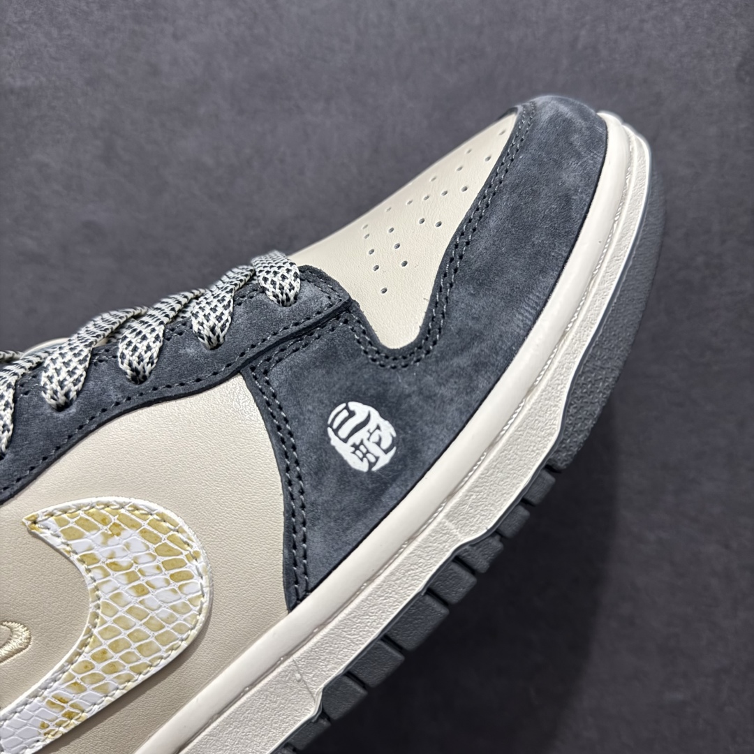 图片[5]-【定制版】Supreme x Nike Dunk Low 蛇年限定 猪八白勾n此款主张打破传统的工业化流水线设计限制，以Made by ideas的超级创意为理念，集结众多潮流设计师，结合时下最ing潮流风尚，为潮流爱好者打造彰品自我的专属潮品。同时尊重每个年轻人对于潮流的理解与选择，主张“让每个年轻人塑造自己的潮流”。 货号：DM6868-016 Size：36 36.5 37.5 38 38.5 39 40 40.5 41 42 42.5 43 44 44.5 45 编码：HXS340360-莆田鞋批发中心