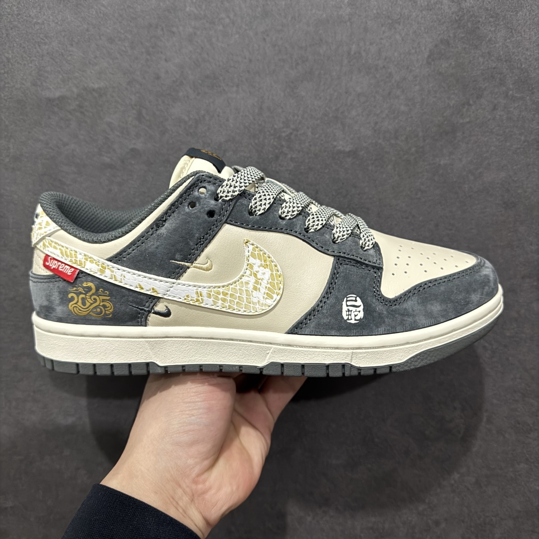 【定制版】Supreme x Nike Dunk Low 蛇年限定 猪八白勾n此款主张打破传统的工业化流水线设计限制，以Made by ideas的超级创意为理念，集结众多潮流设计师，结合时下最ing潮流风尚，为潮流爱好者打造彰品自我的专属潮品。同时尊重每个年轻人对于潮流的理解与选择，主张“让每个年轻人塑造自己的潮流”。 货号：DM6868-016 Size：36 36.5 37.5 38 38.5 39 40 40.5 41 42 42.5 43 44 44.5 45 编码：HXS340360-莆田鞋批发中心