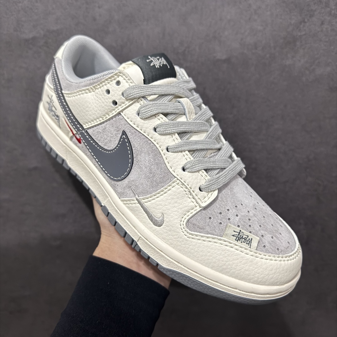 图片[3]-【定制版】Nk SB Dunk Low 斯图西联名 米灰深灰勾 周年高端定制 低帮休闲板鞋 DM6868-027rn#定制鞋盒 大厂纯原品质出货 超高清洁度 皮料切割干净无任何毛边 细节完美 r 尺码：36 36.5 37.5 38 38.5 39 40 40.5 41 42 42.5 43 44 44.5 45  编码：HXS340360-莆田鞋批发中心