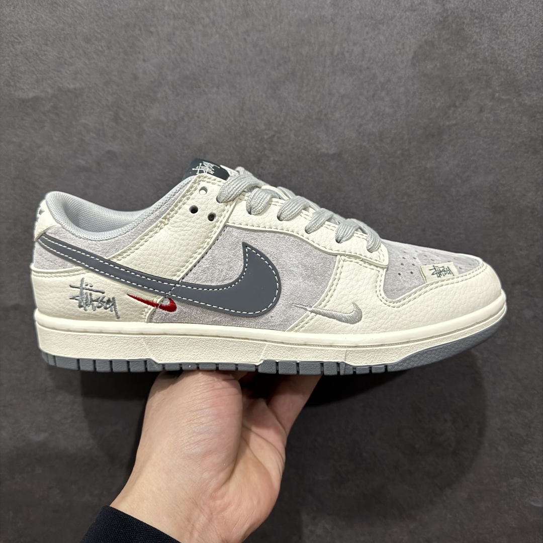 【定制版】Nk SB Dunk Low 斯图西联名 米灰深灰勾 周年高端定制 低帮休闲板鞋 DM6868-027rn#定制鞋盒 大厂纯原品质出货 超高清洁度 皮料切割干净无任何毛边 细节完美 r 尺码：36 36.5 37.5 38 38.5 39 40 40.5 41 42 42.5 43 44 44.5 45  编码：HXS340360-莆田鞋批发中心