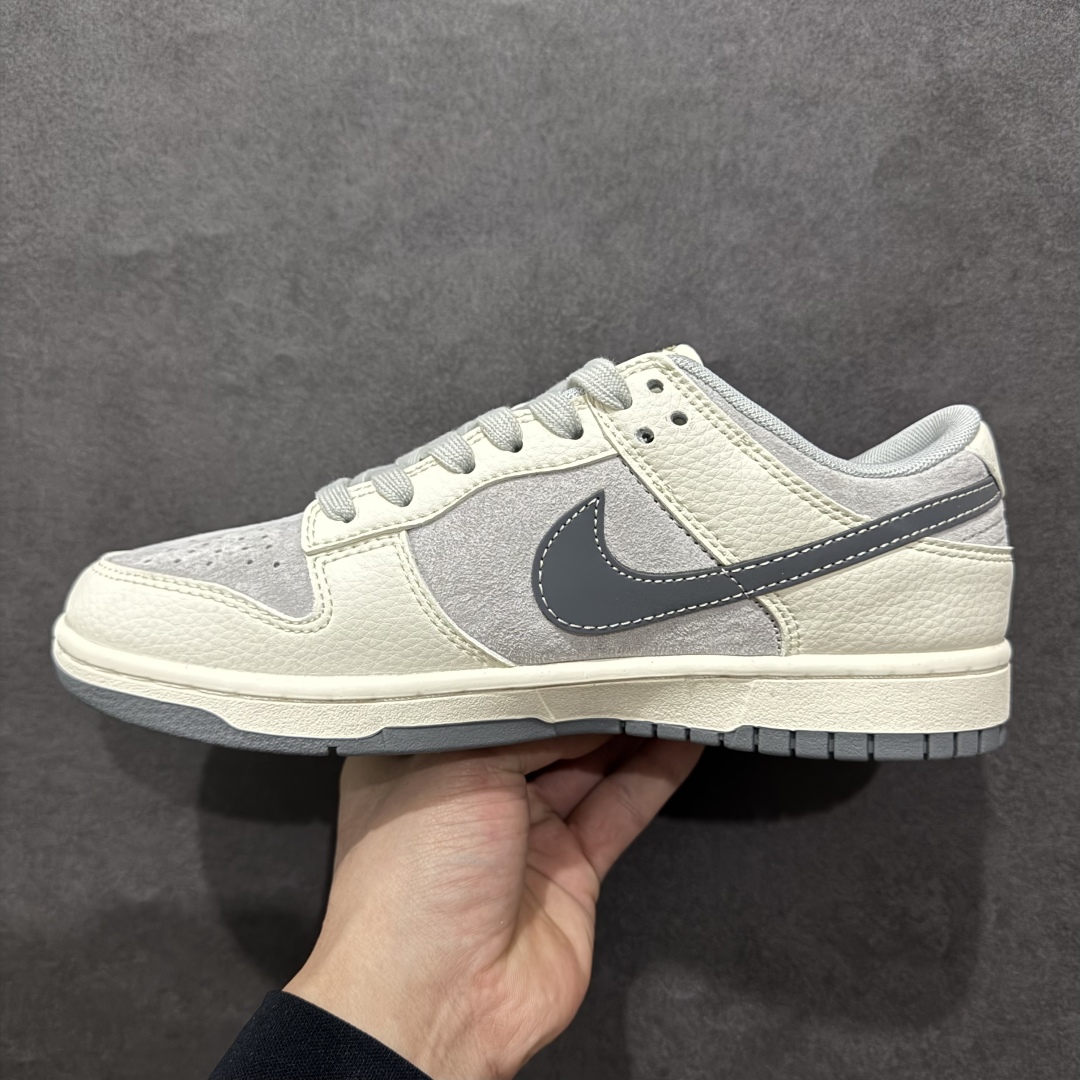 图片[2]-【定制版】Nk SB Dunk Low 斯图西联名 米灰深灰勾 周年高端定制 低帮休闲板鞋 DM6868-027rn#定制鞋盒 大厂纯原品质出货 超高清洁度 皮料切割干净无任何毛边 细节完美 r 尺码：36 36.5 37.5 38 38.5 39 40 40.5 41 42 42.5 43 44 44.5 45  编码：HXS340360-莆田鞋批发中心