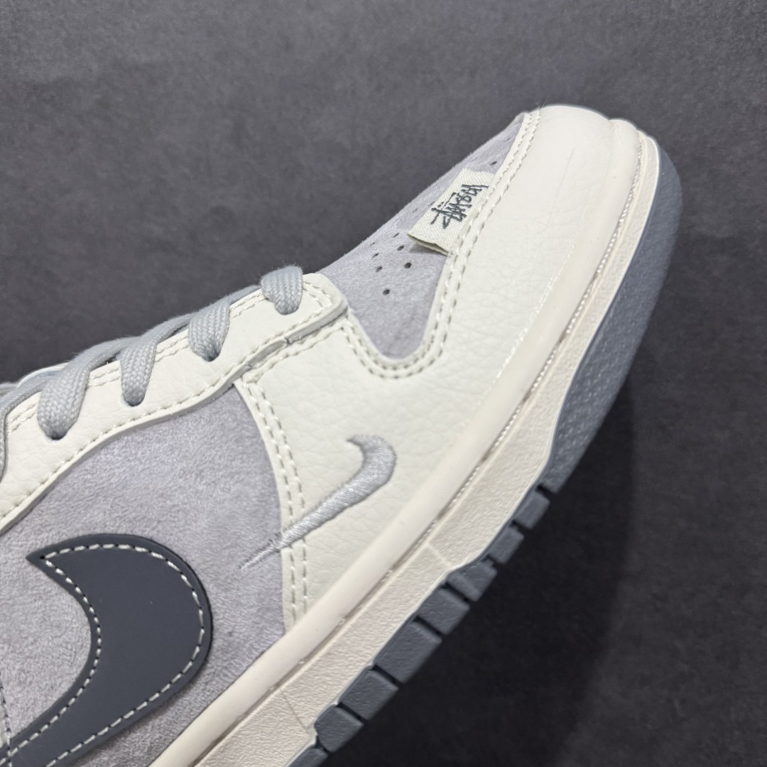 图片[5]-【定制版】Nk SB Dunk Low 斯图西联名 米灰深灰勾 周年高端定制 低帮休闲板鞋 DM6868-027rn#定制鞋盒 大厂纯原品质出货 超高清洁度 皮料切割干净无任何毛边 细节完美 r 尺码：36 36.5 37.5 38 38.5 39 40 40.5 41 42 42.5 43 44 44.5 45  编码：HXS340360-莆田鞋批发中心