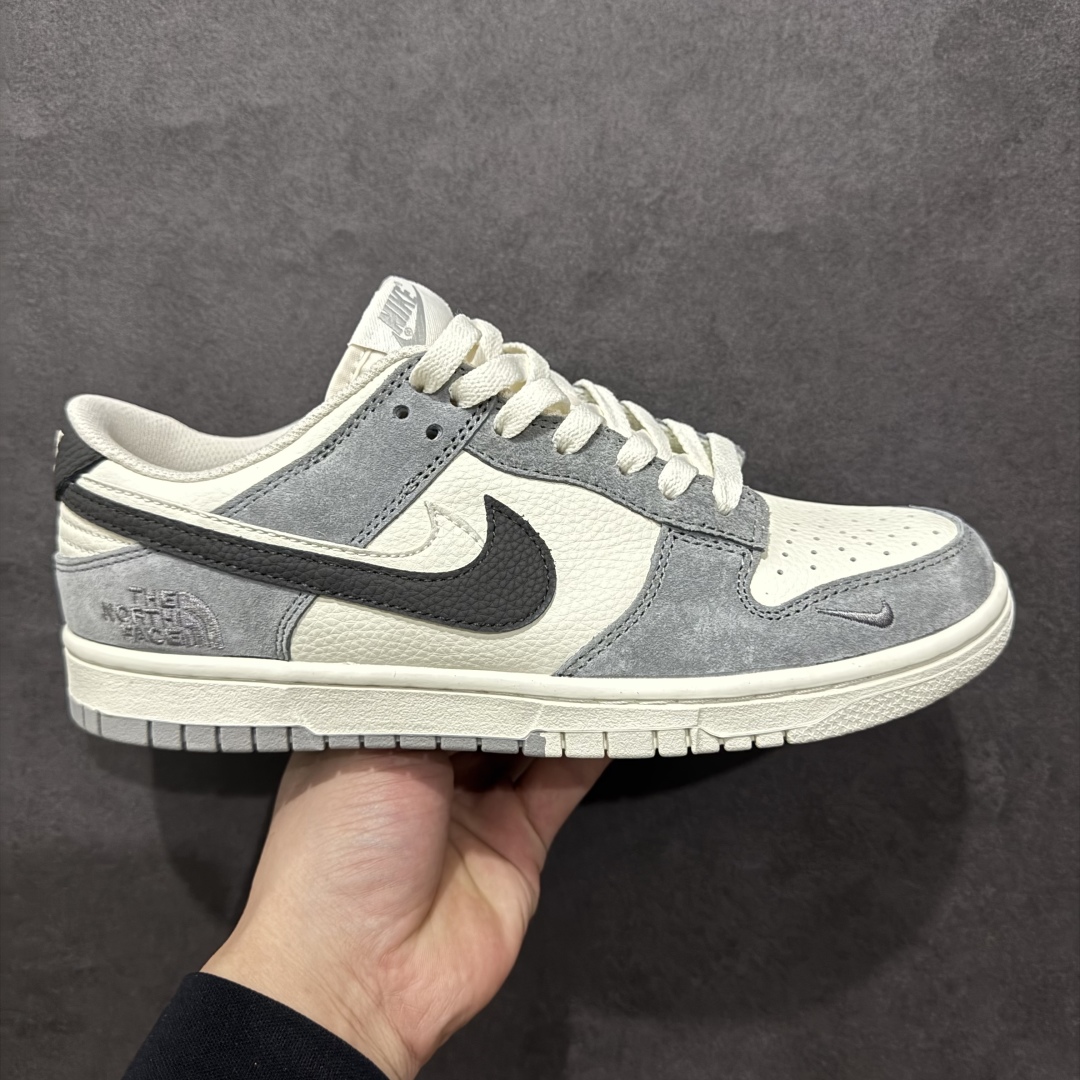 【定制版】The North Face x Nike Dunk Low 米灰双勾双色n此款主张打破传统的工业化流水线设计限制，以Made by ideas的超级创意为理念，集结众多潮流设计师，结合时下最ing潮流风尚，为潮流爱好者打造彰品自我的专属潮品。同时尊重每个年轻人对于潮流的理解与选择，主张“让每个年轻人塑造自己的潮流”。 货号：DJ2024-067 Size：36 36.5 37.5 38 38.5 39 40 40.5 41 42 42.5 43 44 44.5 45 编码：HXS340360-莆田鞋批发中心