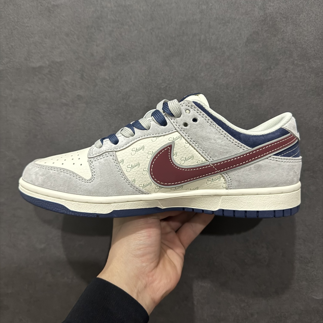 图片[2]-【定制版】Nk SB Dunk Low 斯图西联名 黑八酒红勾 周年高端定制 低帮休闲板鞋rn#定制鞋盒 大厂纯原品质出货 超高清洁度 皮料切割干净无任何毛边 细节完美货号：DM6868-022r 尺码：36 36.5 37.5 38 38.5 39 40 40.5 41 42 42.5 43 44 44.5 45  编码：HXS340360-莆田鞋批发中心