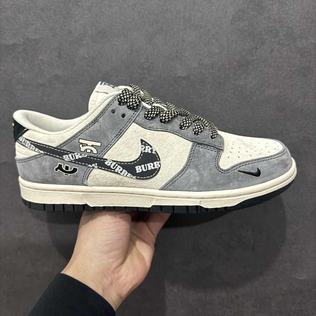 【定制版】Nk SB Dunk Low 米灰字母勾 周年高端定制 低帮休闲板鞋rn#定制鞋盒 大厂纯原品质出货 超高清洁度 皮料切割干净无任何毛边 细节完美 r 货号：DJ2024-083 尺码：36 36.5 37.5 38 38.5 39 40 40.5 41 42 42.5 43 44 44.5 45 编码：HXS340360-莆田鞋批发中心