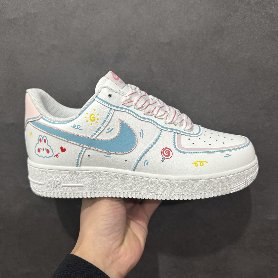 【公司级】Nike Air Force 1 Low 07 白蓝粉涂鸦n原楦头原纸板 打造纯正低帮空军版型 专注外贸渠道 全掌内置蜂窝气垫原盒配件 原厂中底钢印、拉帮完美官方货号：TY0301 111 Size：36 36.5 37.5 38 38.5 39 40 40.5 41 42 42.5 43 44 44.5 45 编码：LF310320-莆田鞋批发中心