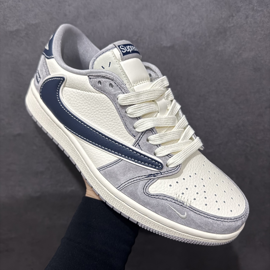 图片[3]-【定制版】Travis Scott x Fragment Design x Air Jordan 1 Low OG SP AJ1 乔1 Supreme联名 米灰深蓝勾 低帮文化休闲板鞋 DM9288-006rn#多方联名合作融合了Travis Scott 独特的音乐风格，藤原浩个性的设计风格以及Jordan品牌的经典元素 使其成为一双具有独特身份和价值的鞋子 清新而立体的外观加上联名标识更突出了其独特身份 这种配色方案显示出活力和时尚感 在视觉上引人注目  鞋身的质感和细腻的细节处理使其显得高端而格调十足  这款“倒钩”联名是设计与创意完美结合  融合多方的个性风格是一款备受瞩目的潮流鞋款r 尺码：36 36.5 37.5 38 38.5 39 40 40.5 41 42 42.5 43 44 44.5 45 编码：HXS340360-莆田鞋批发中心