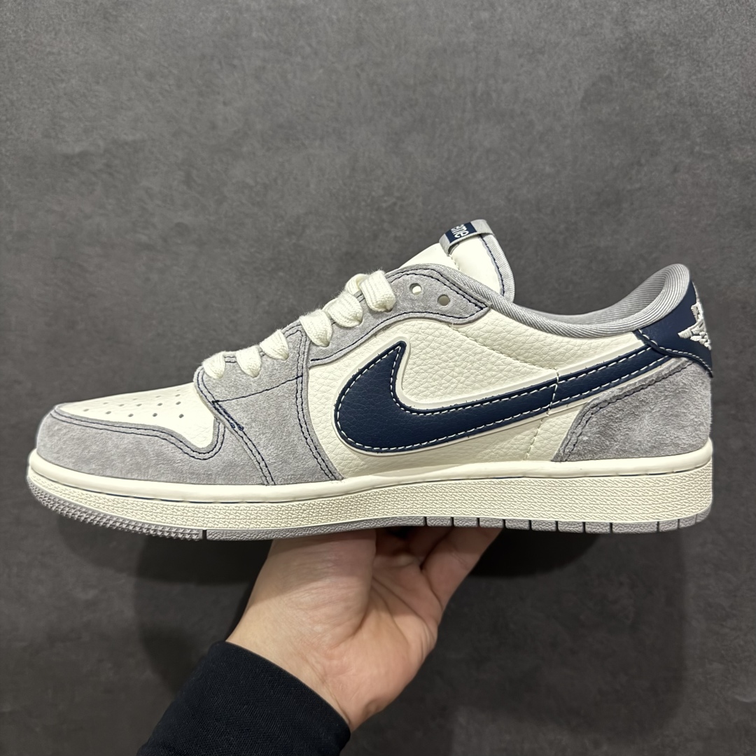 图片[2]-【定制版】Travis Scott x Fragment Design x Air Jordan 1 Low OG SP AJ1 乔1 Supreme联名 米灰深蓝勾 低帮文化休闲板鞋 DM9288-006rn#多方联名合作融合了Travis Scott 独特的音乐风格，藤原浩个性的设计风格以及Jordan品牌的经典元素 使其成为一双具有独特身份和价值的鞋子 清新而立体的外观加上联名标识更突出了其独特身份 这种配色方案显示出活力和时尚感 在视觉上引人注目  鞋身的质感和细腻的细节处理使其显得高端而格调十足  这款“倒钩”联名是设计与创意完美结合  融合多方的个性风格是一款备受瞩目的潮流鞋款r 尺码：36 36.5 37.5 38 38.5 39 40 40.5 41 42 42.5 43 44 44.5 45 编码：HXS340360-莆田鞋批发中心