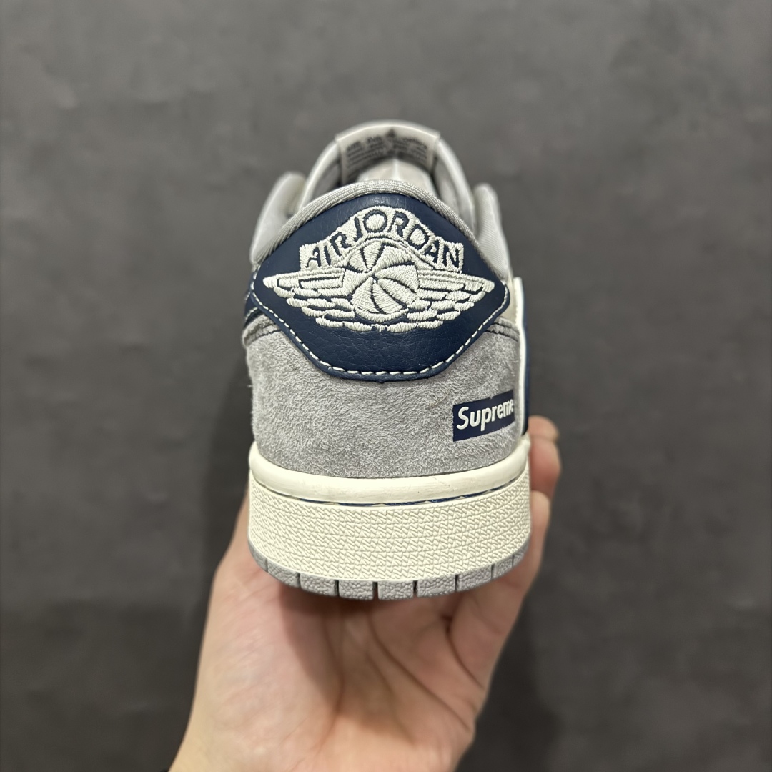 图片[4]-【定制版】Travis Scott x Fragment Design x Air Jordan 1 Low OG SP AJ1 乔1 Supreme联名 米灰深蓝勾 低帮文化休闲板鞋 DM9288-006rn#多方联名合作融合了Travis Scott 独特的音乐风格，藤原浩个性的设计风格以及Jordan品牌的经典元素 使其成为一双具有独特身份和价值的鞋子 清新而立体的外观加上联名标识更突出了其独特身份 这种配色方案显示出活力和时尚感 在视觉上引人注目  鞋身的质感和细腻的细节处理使其显得高端而格调十足  这款“倒钩”联名是设计与创意完美结合  融合多方的个性风格是一款备受瞩目的潮流鞋款r 尺码：36 36.5 37.5 38 38.5 39 40 40.5 41 42 42.5 43 44 44.5 45 编码：HXS340360-莆田鞋批发中心