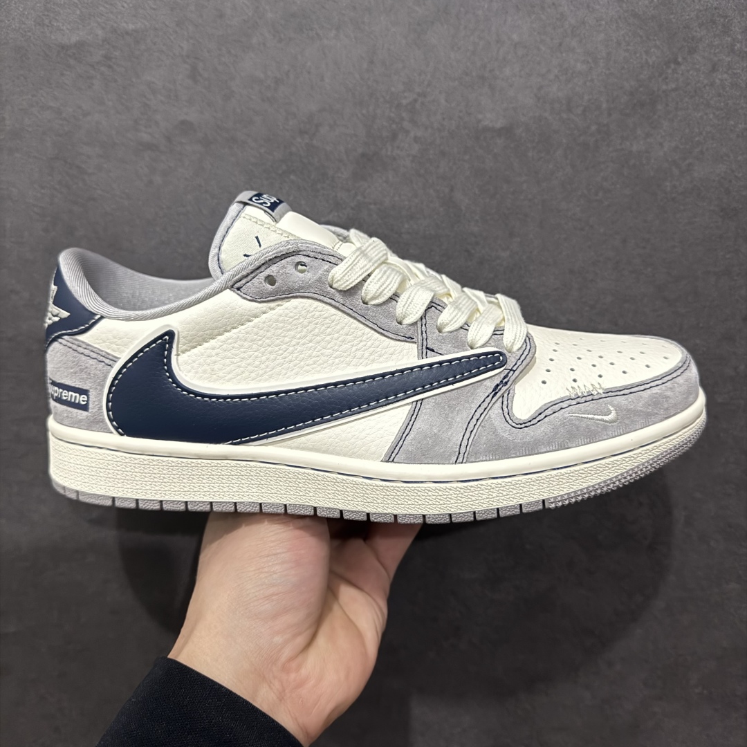 【定制版】Travis Scott x Fragment Design x Air Jordan 1 Low OG SP AJ1 乔1 Supreme联名 米灰深蓝勾 低帮文化休闲板鞋 DM9288-006rn#多方联名合作融合了Travis Scott 独特的音乐风格，藤原浩个性的设计风格以及Jordan品牌的经典元素 使其成为一双具有独特身份和价值的鞋子 清新而立体的外观加上联名标识更突出了其独特身份 这种配色方案显示出活力和时尚感 在视觉上引人注目  鞋身的质感和细腻的细节处理使其显得高端而格调十足  这款“倒钩”联名是设计与创意完美结合  融合多方的个性风格是一款备受瞩目的潮流鞋款r 尺码：36 36.5 37.5 38 38.5 39 40 40.5 41 42 42.5 43 44 44.5 45 编码：HXS340360-莆田鞋批发中心