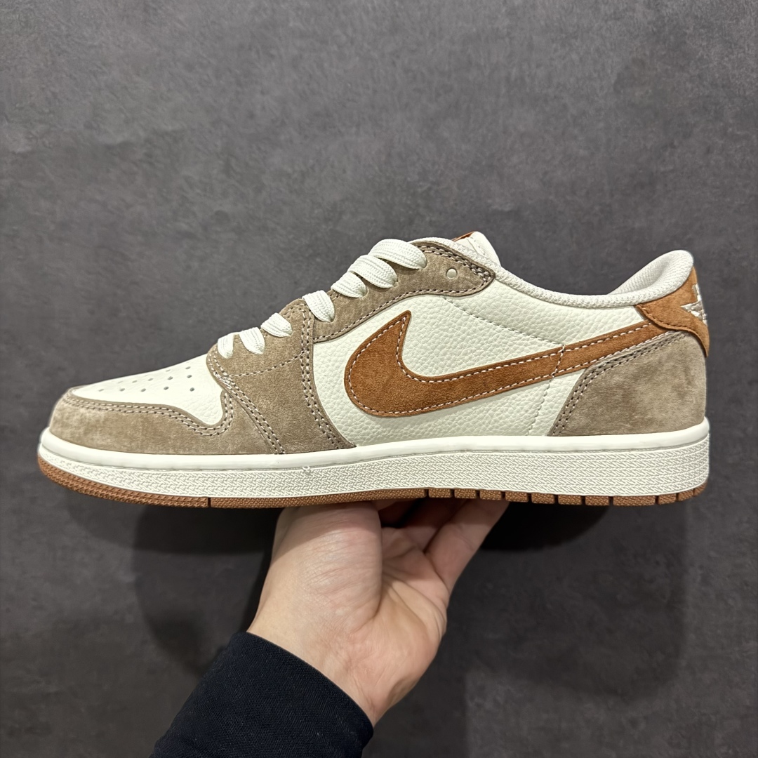 图片[2]-【定制版】Travis Scott x Fragment Design x Air Jordan 1 Low OG SP AJ1 乔1 北面联名 摩卡金 低帮文化休闲板鞋 DM7866-040rn#多方联名合作融合了Travis Scott 独特的音乐风格，藤原浩个性的设计风格以及Jordan品牌的经典元素 使其成为一双具有独特身份和价值的鞋子 清新而立体的外观加上联名标识更突出了其独特身份 这种配色方案显示出活力和时尚感 在视觉上引人注目  鞋身的质感和细腻的细节处理使其显得高端而格调十足  这款“倒钩”联名是设计与创意完美结合  融合多方的个性风格是一款备受瞩目的潮流鞋款r 尺码：36 36.5 37.5 38 38.5 39 40 40.5 41 42 42.5 43 44 44.5 45  编码：HXS340360-莆田鞋批发中心