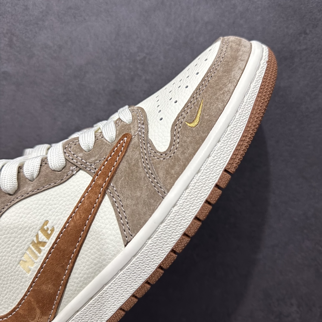 图片[5]-【定制版】Travis Scott x Fragment Design x Air Jordan 1 Low OG SP AJ1 乔1 北面联名 摩卡金 低帮文化休闲板鞋 DM7866-040rn#多方联名合作融合了Travis Scott 独特的音乐风格，藤原浩个性的设计风格以及Jordan品牌的经典元素 使其成为一双具有独特身份和价值的鞋子 清新而立体的外观加上联名标识更突出了其独特身份 这种配色方案显示出活力和时尚感 在视觉上引人注目  鞋身的质感和细腻的细节处理使其显得高端而格调十足  这款“倒钩”联名是设计与创意完美结合  融合多方的个性风格是一款备受瞩目的潮流鞋款r 尺码：36 36.5 37.5 38 38.5 39 40 40.5 41 42 42.5 43 44 44.5 45  编码：HXS340360-莆田鞋批发中心