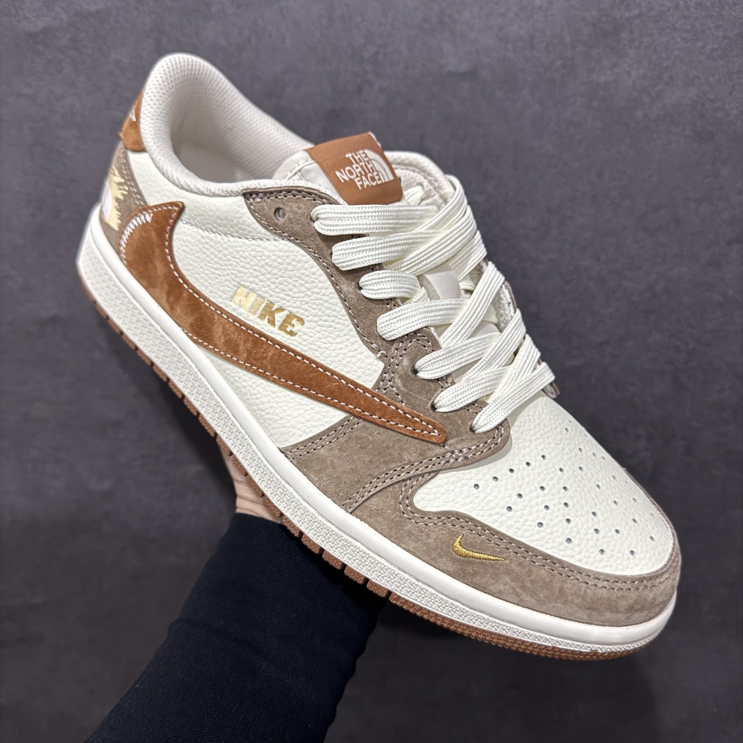 图片[3]-【定制版】Travis Scott x Fragment Design x Air Jordan 1 Low OG SP AJ1 乔1 北面联名 摩卡金 低帮文化休闲板鞋 DM7866-040rn#多方联名合作融合了Travis Scott 独特的音乐风格，藤原浩个性的设计风格以及Jordan品牌的经典元素 使其成为一双具有独特身份和价值的鞋子 清新而立体的外观加上联名标识更突出了其独特身份 这种配色方案显示出活力和时尚感 在视觉上引人注目  鞋身的质感和细腻的细节处理使其显得高端而格调十足  这款“倒钩”联名是设计与创意完美结合  融合多方的个性风格是一款备受瞩目的潮流鞋款r 尺码：36 36.5 37.5 38 38.5 39 40 40.5 41 42 42.5 43 44 44.5 45  编码：HXS340360-莆田鞋批发中心