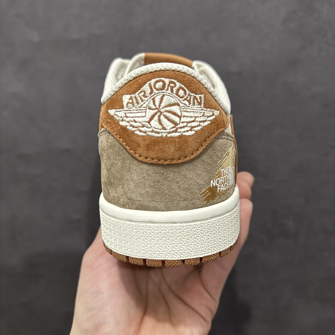 图片[4]-【定制版】Travis Scott x Fragment Design x Air Jordan 1 Low OG SP AJ1 乔1 北面联名 摩卡金 低帮文化休闲板鞋 DM7866-040rn#多方联名合作融合了Travis Scott 独特的音乐风格，藤原浩个性的设计风格以及Jordan品牌的经典元素 使其成为一双具有独特身份和价值的鞋子 清新而立体的外观加上联名标识更突出了其独特身份 这种配色方案显示出活力和时尚感 在视觉上引人注目  鞋身的质感和细腻的细节处理使其显得高端而格调十足  这款“倒钩”联名是设计与创意完美结合  融合多方的个性风格是一款备受瞩目的潮流鞋款r 尺码：36 36.5 37.5 38 38.5 39 40 40.5 41 42 42.5 43 44 44.5 45  编码：HXS340360-莆田鞋批发中心