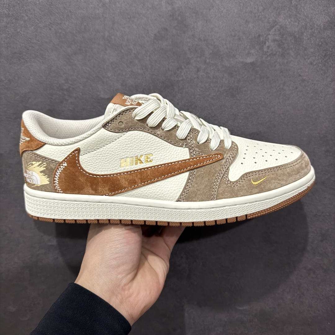 【定制版】Travis Scott x Fragment Design x Air Jordan 1 Low OG SP AJ1 乔1 北面联名 摩卡金 低帮文化休闲板鞋 DM7866-040rn#多方联名合作融合了Travis Scott 独特的音乐风格，藤原浩个性的设计风格以及Jordan品牌的经典元素 使其成为一双具有独特身份和价值的鞋子 清新而立体的外观加上联名标识更突出了其独特身份 这种配色方案显示出活力和时尚感 在视觉上引人注目  鞋身的质感和细腻的细节处理使其显得高端而格调十足  这款“倒钩”联名是设计与创意完美结合  融合多方的个性风格是一款备受瞩目的潮流鞋款r 尺码：36 36.5 37.5 38 38.5 39 40 40.5 41 42 42.5 43 44 44.5 45  编码：HXS340360-莆田鞋批发中心