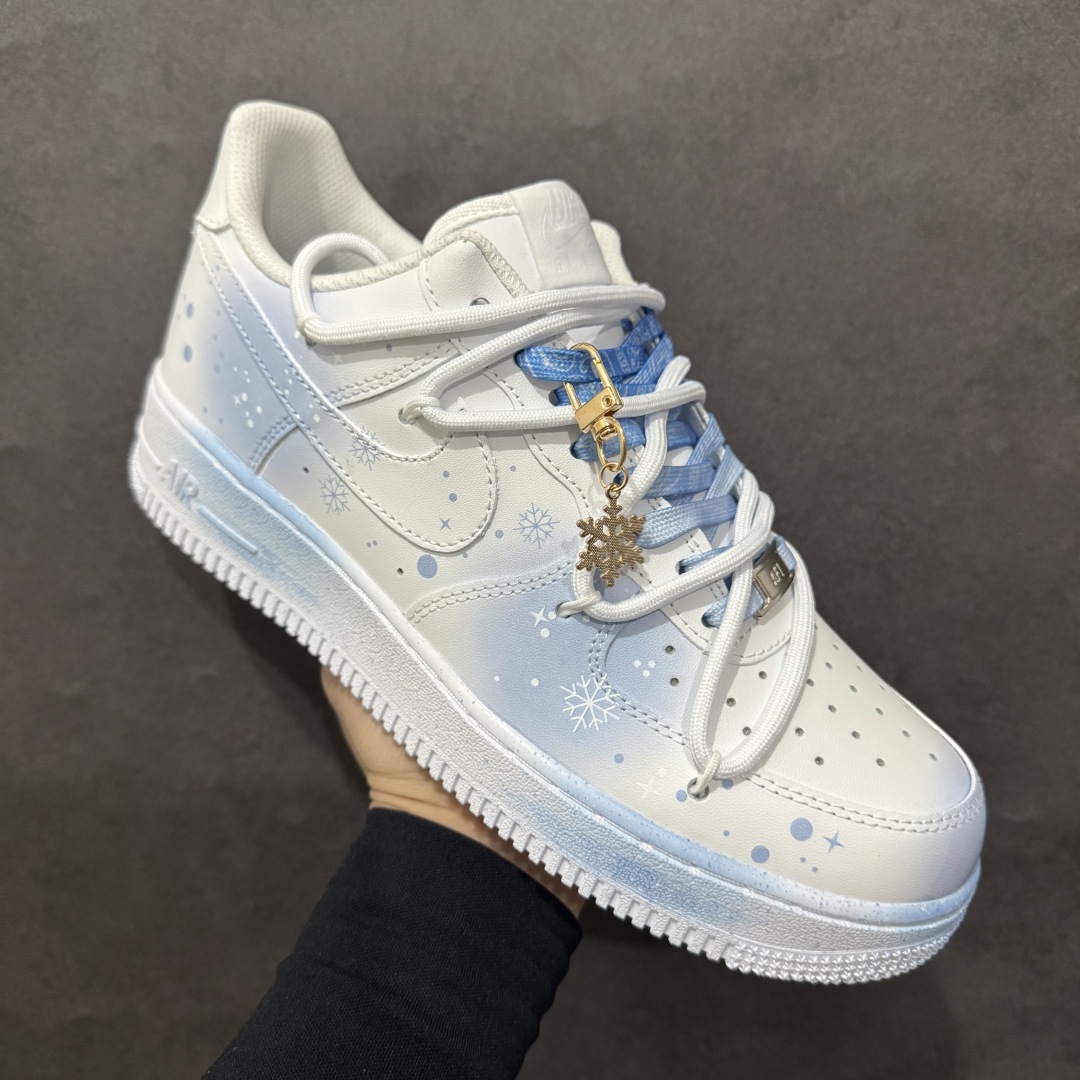 图片[3]-【定制版】Nike Air Force 1 Low 07 圣诞飘雪 圣诞主题 渐变喷绘 白蓝绑带n原楦头原纸板 打造纯正低帮空军版型 专注外贸渠道 全掌内置蜂窝气垫原盒配件 原厂中底钢印、拉帮完美官方货号：ZH0316 057 Size：36 36.5 37.5 38 38.5 39 40 40.5 41 42 42.5 43 44 44.5 45 编码：HXS310320-莆田鞋批发中心