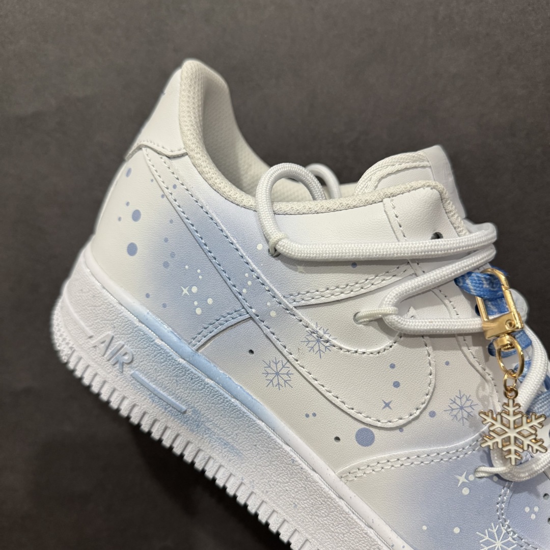 图片[6]-【定制版】Nike Air Force 1 Low 07 圣诞飘雪 圣诞主题 渐变喷绘 白蓝绑带n原楦头原纸板 打造纯正低帮空军版型 专注外贸渠道 全掌内置蜂窝气垫原盒配件 原厂中底钢印、拉帮完美官方货号：ZH0316 057 Size：36 36.5 37.5 38 38.5 39 40 40.5 41 42 42.5 43 44 44.5 45 编码：HXS310320-莆田鞋批发中心