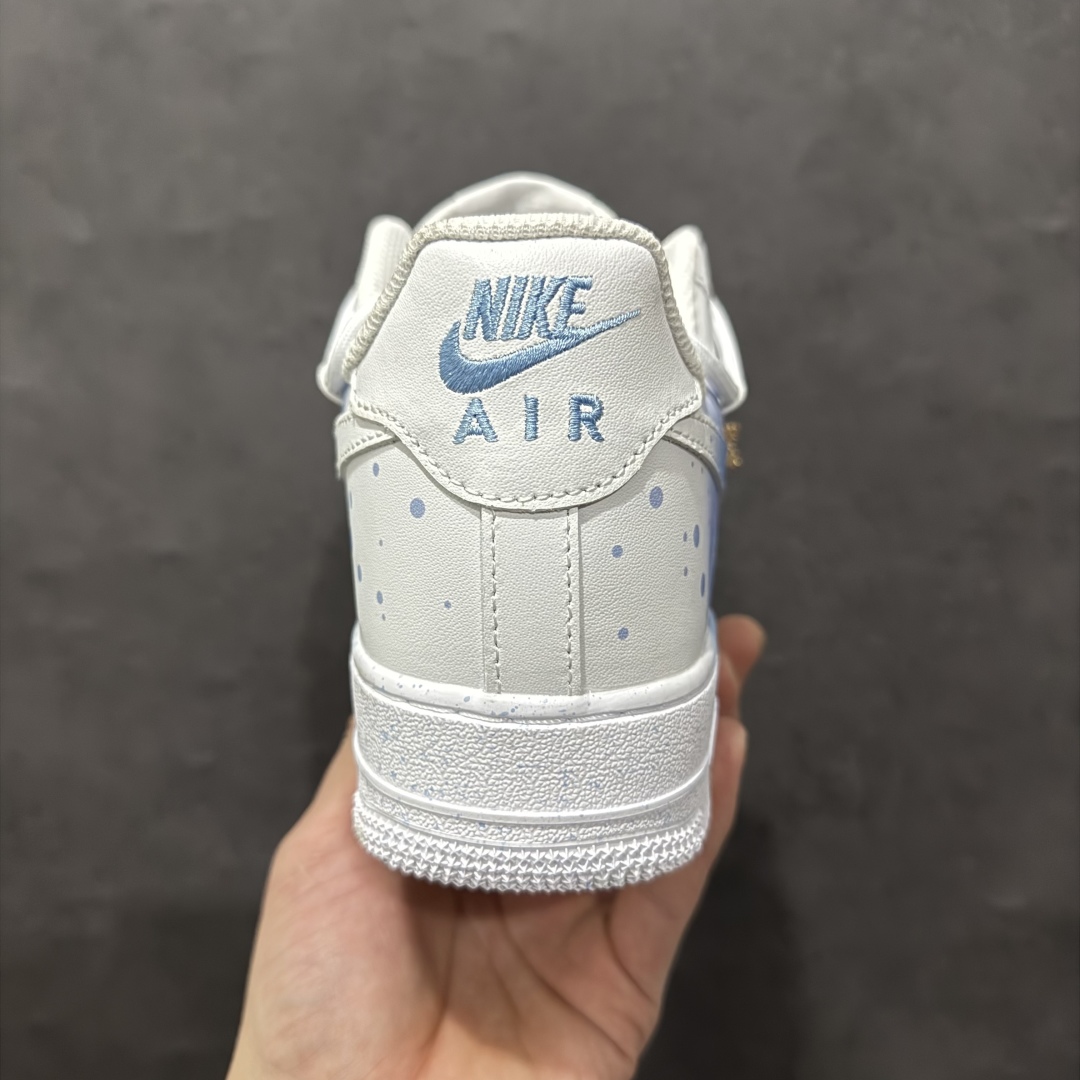 图片[4]-【定制版】Nike Air Force 1 Low 07 圣诞飘雪 圣诞主题 渐变喷绘 白蓝绑带n原楦头原纸板 打造纯正低帮空军版型 专注外贸渠道 全掌内置蜂窝气垫原盒配件 原厂中底钢印、拉帮完美官方货号：ZH0316 057 Size：36 36.5 37.5 38 38.5 39 40 40.5 41 42 42.5 43 44 44.5 45 编码：HXS310320-莆田鞋批发中心