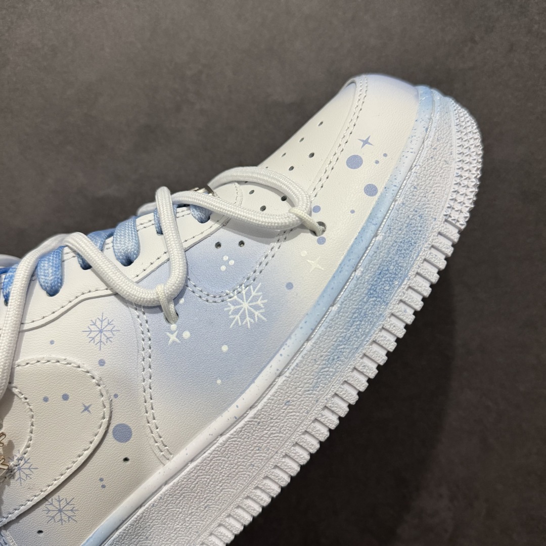 图片[5]-【定制版】Nike Air Force 1 Low 07 圣诞飘雪 圣诞主题 渐变喷绘 白蓝绑带n原楦头原纸板 打造纯正低帮空军版型 专注外贸渠道 全掌内置蜂窝气垫原盒配件 原厂中底钢印、拉帮完美官方货号：ZH0316 057 Size：36 36.5 37.5 38 38.5 39 40 40.5 41 42 42.5 43 44 44.5 45 编码：HXS310320-莆田鞋批发中心