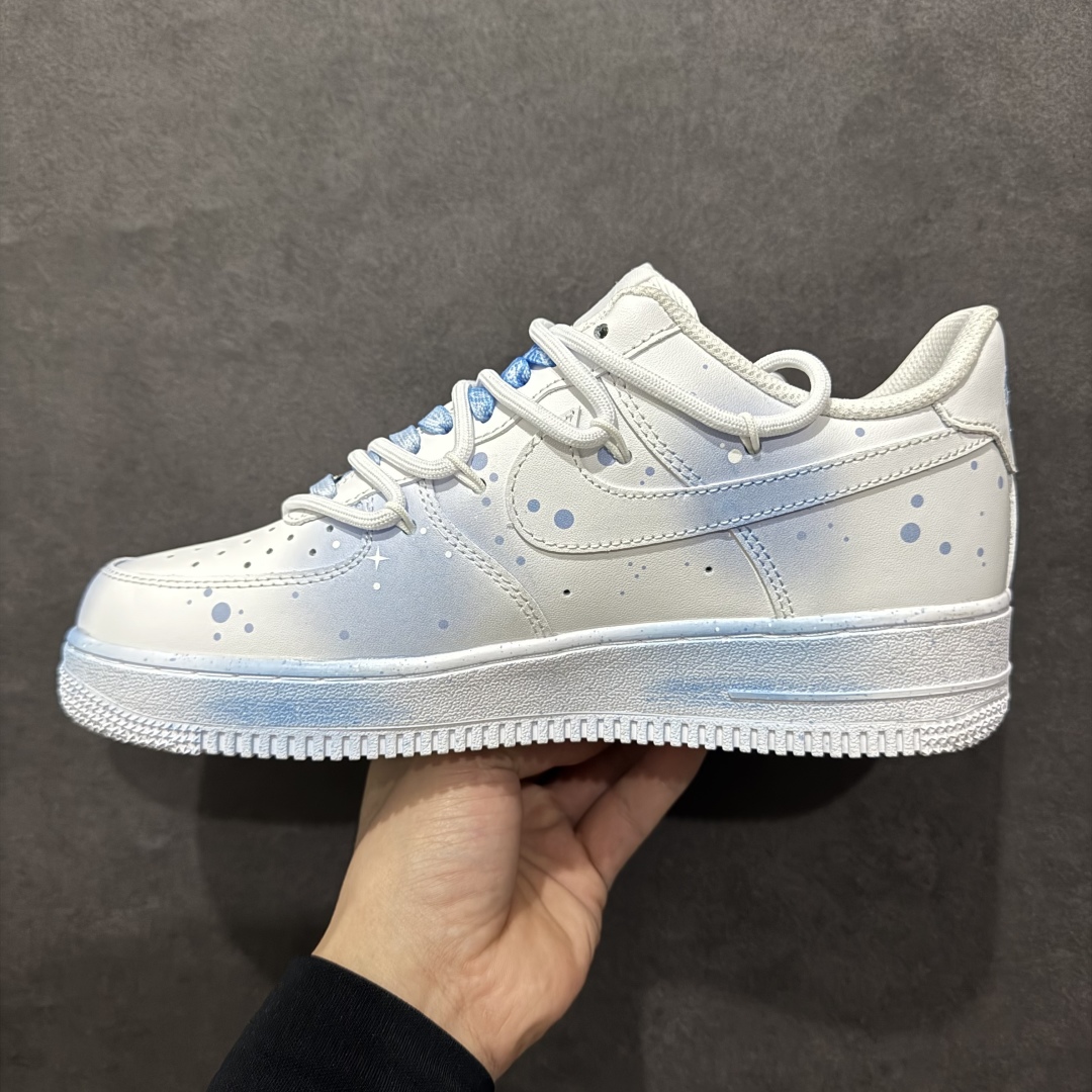 图片[2]-【定制版】Nike Air Force 1 Low 07 圣诞飘雪 圣诞主题 渐变喷绘 白蓝绑带n原楦头原纸板 打造纯正低帮空军版型 专注外贸渠道 全掌内置蜂窝气垫原盒配件 原厂中底钢印、拉帮完美官方货号：ZH0316 057 Size：36 36.5 37.5 38 38.5 39 40 40.5 41 42 42.5 43 44 44.5 45 编码：HXS310320-莆田鞋批发中心