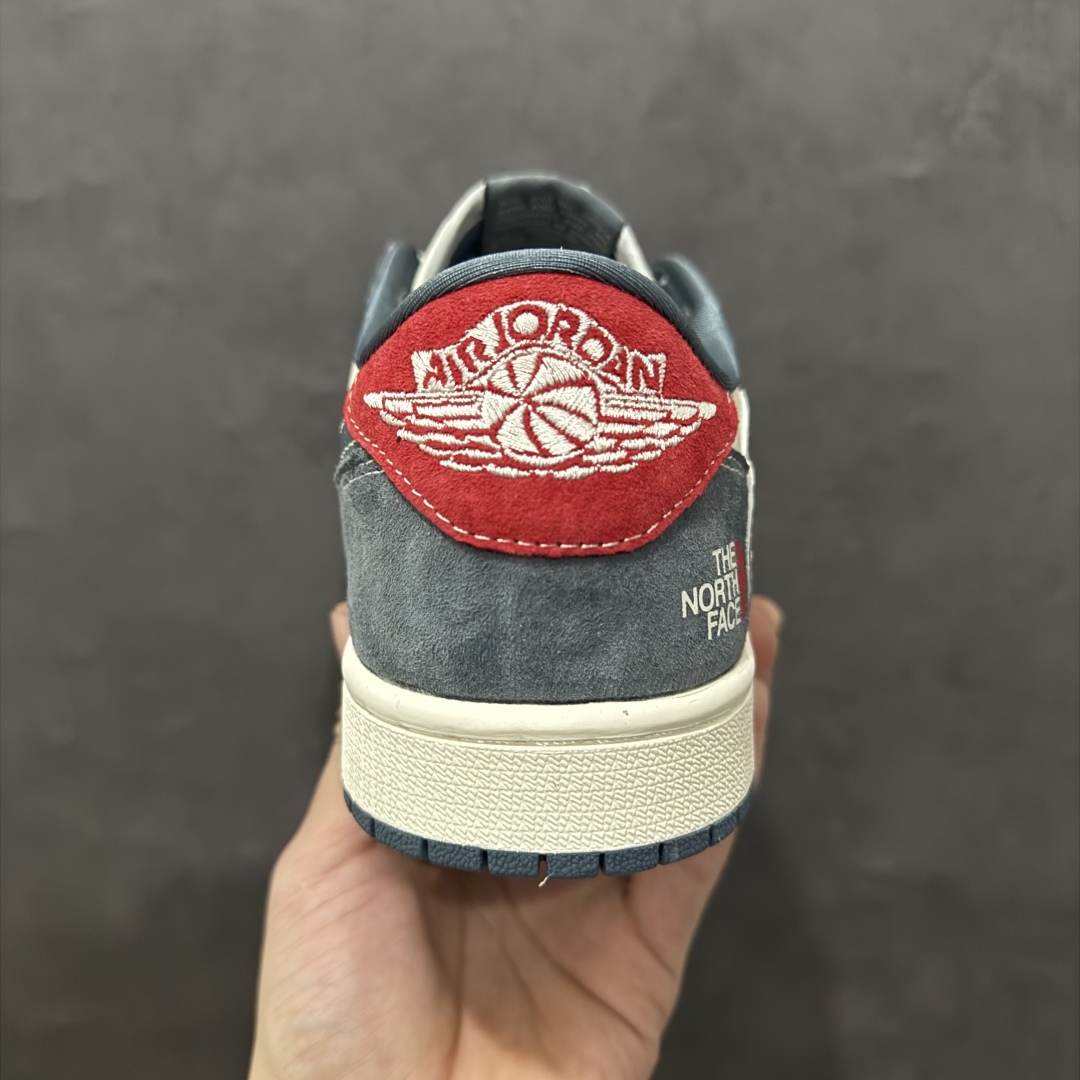 图片[4]-【定制版】Travis Scott x Fragment Design x Air Jordan 1 Low OG SP AJ1 乔1 北面联名 CDG白灰 低帮文化休闲板鞋n#多方联名合作融合了Travis Scott 独特的音乐风格，藤原浩个性的设计风格以及Jordan品牌的经典元素 使其成为一双具有独特身份和价值的鞋子 清新而立体的外观加上联名标识更突出了其独特身份 这种配色方案显示出活力和时尚感 在视觉上引人注目  鞋身的质感和细腻的细节处理使其显得高端而格调十足  这款“倒钩”联名是设计与创意完美结合  融合多方的个性风格是一款备受瞩目的潮流鞋款 货号：DM9288-005 尺码：36 36.5 37.5 38 38.5 39 40 40.5 41 42 42.5 43 44 44.5 45  编码：HXS340360-莆田鞋批发中心