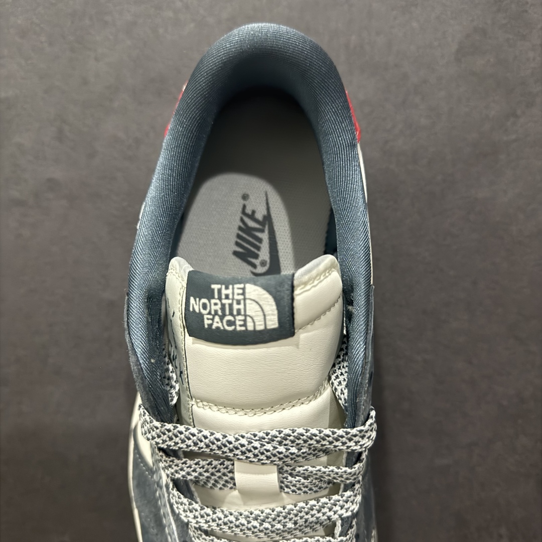 图片[7]-【定制版】Travis Scott x Fragment Design x Air Jordan 1 Low OG SP AJ1 乔1 北面联名 CDG白灰 低帮文化休闲板鞋n#多方联名合作融合了Travis Scott 独特的音乐风格，藤原浩个性的设计风格以及Jordan品牌的经典元素 使其成为一双具有独特身份和价值的鞋子 清新而立体的外观加上联名标识更突出了其独特身份 这种配色方案显示出活力和时尚感 在视觉上引人注目  鞋身的质感和细腻的细节处理使其显得高端而格调十足  这款“倒钩”联名是设计与创意完美结合  融合多方的个性风格是一款备受瞩目的潮流鞋款 货号：DM9288-005 尺码：36 36.5 37.5 38 38.5 39 40 40.5 41 42 42.5 43 44 44.5 45  编码：HXS340360-莆田鞋批发中心