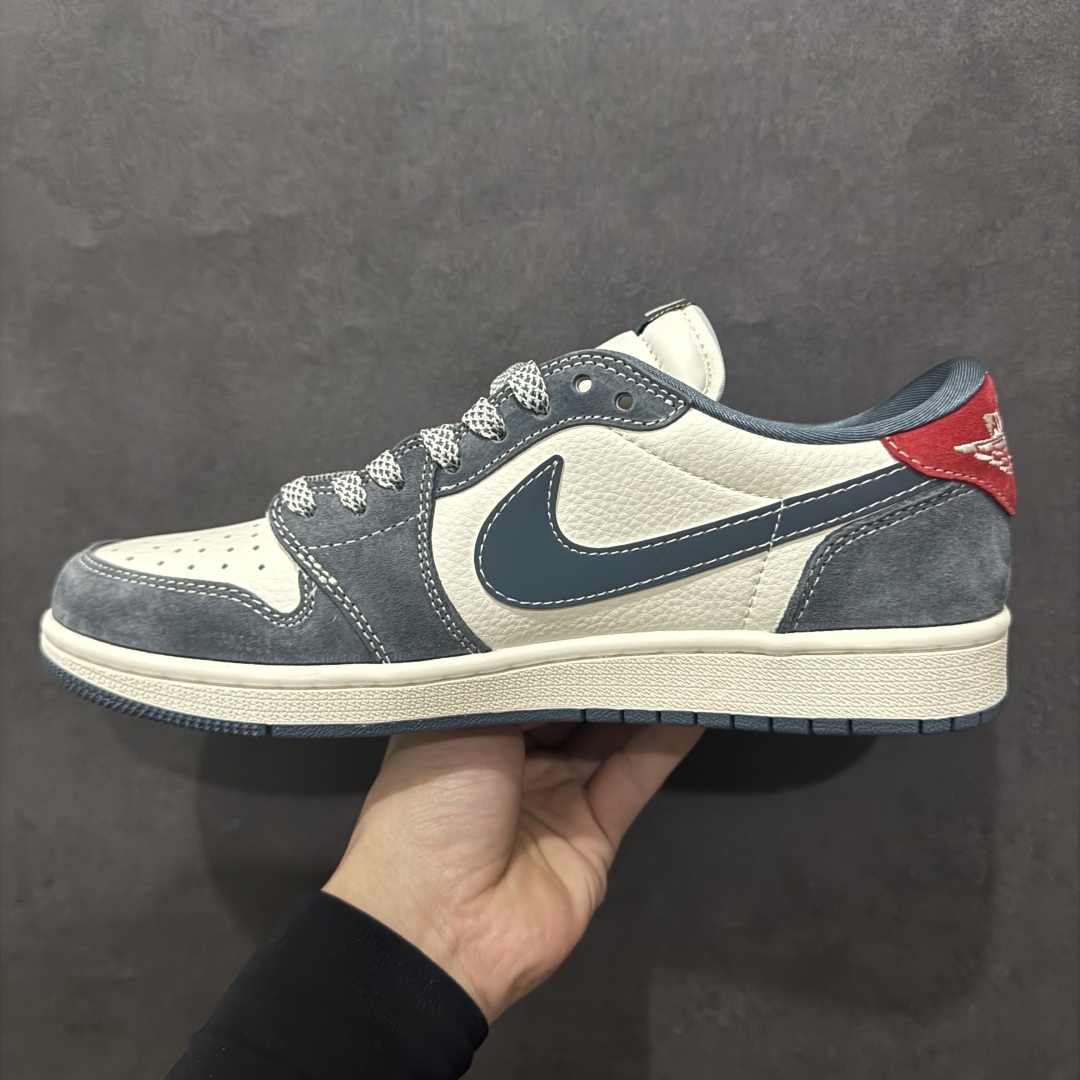 图片[2]-【定制版】Travis Scott x Fragment Design x Air Jordan 1 Low OG SP AJ1 乔1 北面联名 CDG白灰 低帮文化休闲板鞋n#多方联名合作融合了Travis Scott 独特的音乐风格，藤原浩个性的设计风格以及Jordan品牌的经典元素 使其成为一双具有独特身份和价值的鞋子 清新而立体的外观加上联名标识更突出了其独特身份 这种配色方案显示出活力和时尚感 在视觉上引人注目  鞋身的质感和细腻的细节处理使其显得高端而格调十足  这款“倒钩”联名是设计与创意完美结合  融合多方的个性风格是一款备受瞩目的潮流鞋款 货号：DM9288-005 尺码：36 36.5 37.5 38 38.5 39 40 40.5 41 42 42.5 43 44 44.5 45  编码：HXS340360-莆田鞋批发中心