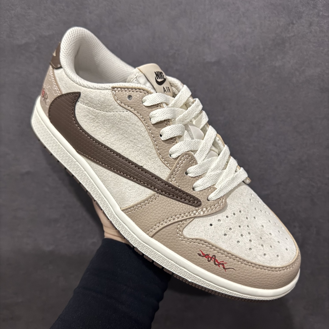 图片[3]-【定制版】Travi Scott x Fragment Design x Air Jordan 1 Low OG SP AJ1 乔1 迪奥联名蛇年限定 棕蛇纹 低帮文化休闲板鞋 DM7866-074n#多方联名合作融合了Travis Scott 独特的音乐风格，藤原浩个性的设计风格以及Jordan品牌的经典元素 使其成为一双具有独特身份和价值的鞋子 清新而立体的外观加上联名标识更突出了其独特身份 这种配色方案显示出活力和时尚感 在视觉上引人注目  鞋身的质感和细腻的细节处理使其显得高端而格调十足  这款“倒钩”联名是设计与创意完美结合  融合多方的个性风格是一款备受瞩目的潮流鞋款 尺码：36 36.5 37.5 38 38.5 39 40 40.5 41 42 42.5 43 44 44.5 45 编码：HXS340360-莆田鞋批发中心