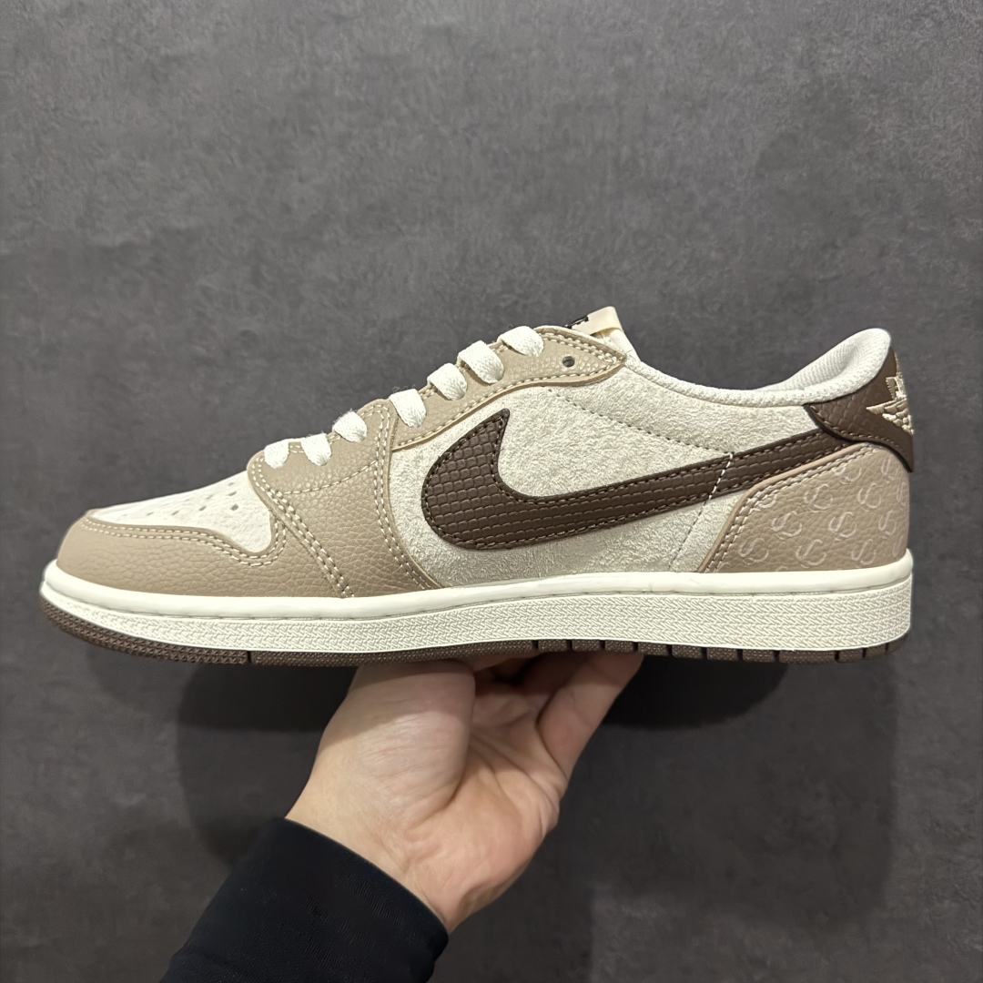 图片[2]-【定制版】Travi Scott x Fragment Design x Air Jordan 1 Low OG SP AJ1 乔1 迪奥联名蛇年限定 棕蛇纹 低帮文化休闲板鞋 DM7866-074n#多方联名合作融合了Travis Scott 独特的音乐风格，藤原浩个性的设计风格以及Jordan品牌的经典元素 使其成为一双具有独特身份和价值的鞋子 清新而立体的外观加上联名标识更突出了其独特身份 这种配色方案显示出活力和时尚感 在视觉上引人注目  鞋身的质感和细腻的细节处理使其显得高端而格调十足  这款“倒钩”联名是设计与创意完美结合  融合多方的个性风格是一款备受瞩目的潮流鞋款 尺码：36 36.5 37.5 38 38.5 39 40 40.5 41 42 42.5 43 44 44.5 45 编码：HXS340360-莆田鞋批发中心