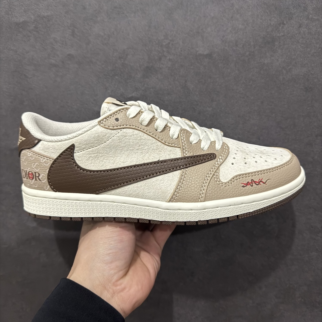 【定制版】Travi Scott x Fragment Design x Air Jordan 1 Low OG SP AJ1 乔1 迪奥联名蛇年限定 棕蛇纹 低帮文化休闲板鞋 DM7866-074n#多方联名合作融合了Travis Scott 独特的音乐风格，藤原浩个性的设计风格以及Jordan品牌的经典元素 使其成为一双具有独特身份和价值的鞋子 清新而立体的外观加上联名标识更突出了其独特身份 这种配色方案显示出活力和时尚感 在视觉上引人注目  鞋身的质感和细腻的细节处理使其显得高端而格调十足  这款“倒钩”联名是设计与创意完美结合  融合多方的个性风格是一款备受瞩目的潮流鞋款 尺码：36 36.5 37.5 38 38.5 39 40 40.5 41 42 42.5 43 44 44.5 45 编码：HXS340360-莆田鞋批发中心