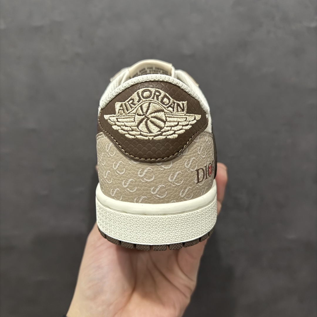 图片[4]-【定制版】Travi Scott x Fragment Design x Air Jordan 1 Low OG SP AJ1 乔1 迪奥联名蛇年限定 棕蛇纹 低帮文化休闲板鞋 DM7866-074n#多方联名合作融合了Travis Scott 独特的音乐风格，藤原浩个性的设计风格以及Jordan品牌的经典元素 使其成为一双具有独特身份和价值的鞋子 清新而立体的外观加上联名标识更突出了其独特身份 这种配色方案显示出活力和时尚感 在视觉上引人注目  鞋身的质感和细腻的细节处理使其显得高端而格调十足  这款“倒钩”联名是设计与创意完美结合  融合多方的个性风格是一款备受瞩目的潮流鞋款 尺码：36 36.5 37.5 38 38.5 39 40 40.5 41 42 42.5 43 44 44.5 45 编码：HXS340360-莆田鞋批发中心