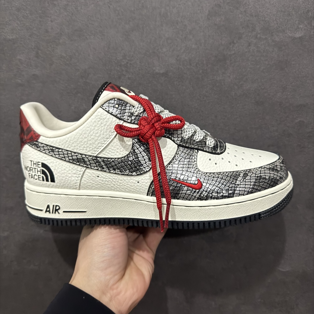 【定制版】Nike Air Force 1 Low 07 x The North Face 蛇年限定 白黑银小钩满天星n原楦头原纸板 打造纯正低帮空军版型 专注外贸渠道 全掌内置蜂窝气垫原盒配件 原厂中底钢印、拉帮完美官方货号：CH6336 521 Size：36 36.5 37.5 38 38.5 39 40 40.5 41 42 42.5 43 44 44.5 45 编码：HXS310320-莆田鞋批发中心