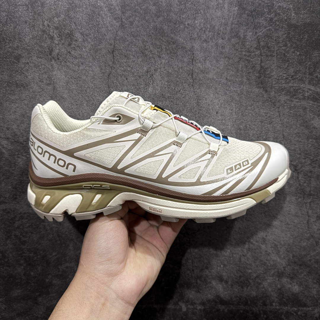 【PK版】 Salomon XT-6 Expanse 一代n萨洛蒙复古潮流户外机能登山跑鞋 417510n纯原外贸平台特供订单耗时半年巨作 全套原纸板楦头开发原厂特供网布配套加持 确保原汁原味n完美呈现版型 原档数据独家私模五层组合大底原装Ortholite轻量化鞋垫 中底布带钢印编号原厂TPU锁扣 进口港宝加持后跟自然饱满 还原公司包裹性鞋面以“锯齿”状的包裹系统呈现在基色底之下加入了各种色点缀将公司的最新技术和时尚前卫的造型融入耐用的长跑款式中鞋面由 TPU 薄膜制成 并焊接在高耐磨网眼上 使其既时尚又坚固 由 ACS底盘支撑 可增强稳定性和支撑力 以及由橡胶凸耳 Contragrip外底覆盖的 EVA 缓冲中底 旨在应对崎岖的地形 鞋舌上的彩色Salomon 标签、Quicklace 系统以及鞋头、鞋舌和鞋跟上的附加品牌使细节更加完美 让穿着者可以轻松驾驭户外与通勤下的任何运动生活场景 无缝鞋身户外随意纵横 颜值与脚感兼备 出街通勤 绝对非常吸睛 你值得拥有 尺码：36 36.5 37.5 38 38.5 39 40 40.5 41 42 42.5 43 44 44.5 45  编码：J310340-莆田鞋批发中心