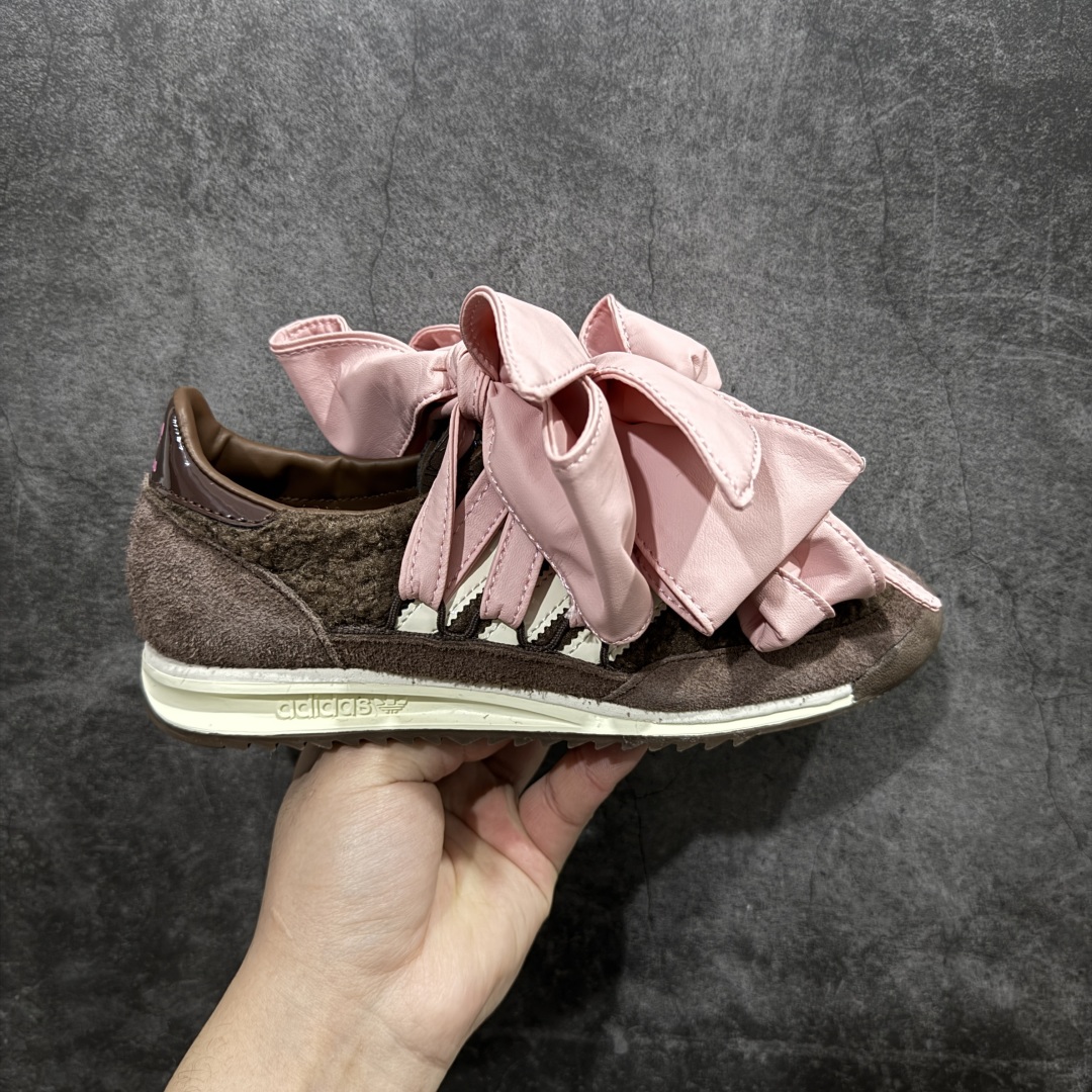 【纯原版】阿迪达斯携手中国时装设计师/胡颖琪Caroline Hu x Adidas Wmns SL72 OG\”Brown Wonder Mauve\”系列德训足球风百搭低帮休闲运动板鞋“联名泰迪棕浅粉”JH7341nn女鞋真标半码制n升级原楦原纸版开发版型n采用翻毛皮组合卷绒毛鞋面材质(正确二次成型\’猛帮\’成型工艺🆚区别市面版本!!) 内嵌环保海玻璃鞋垫 中底搭载EVA缓震物料组合外置加厚耐磨橡胶大底❗️ 尺码：36 36⅔ 37⅓ 38 38⅔ 39⅓ 40 编码：999290310-莆田鞋批发中心